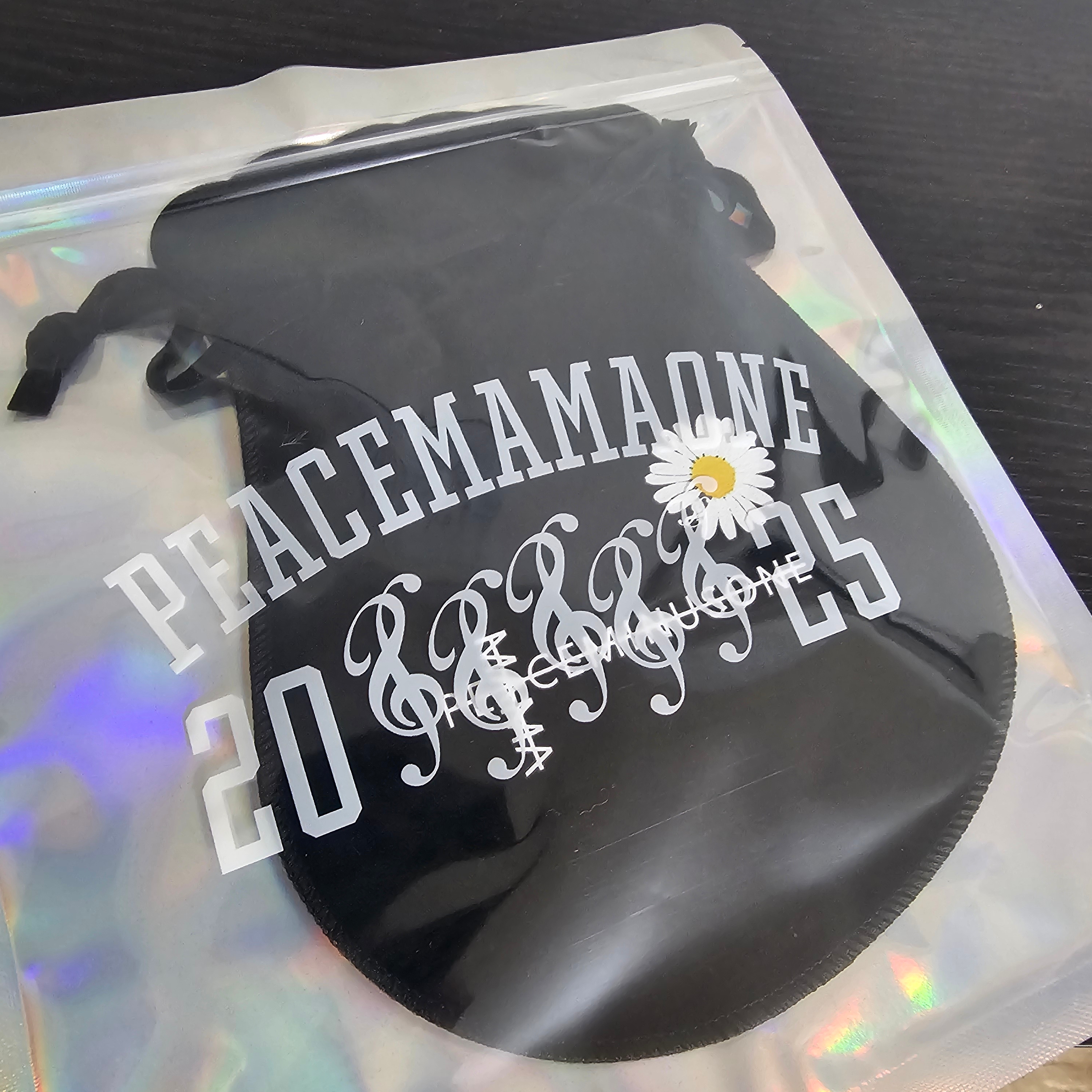 Peaceminusone x 2025 MAMA Awards Peacemamaone Badge Set 착용 스타일