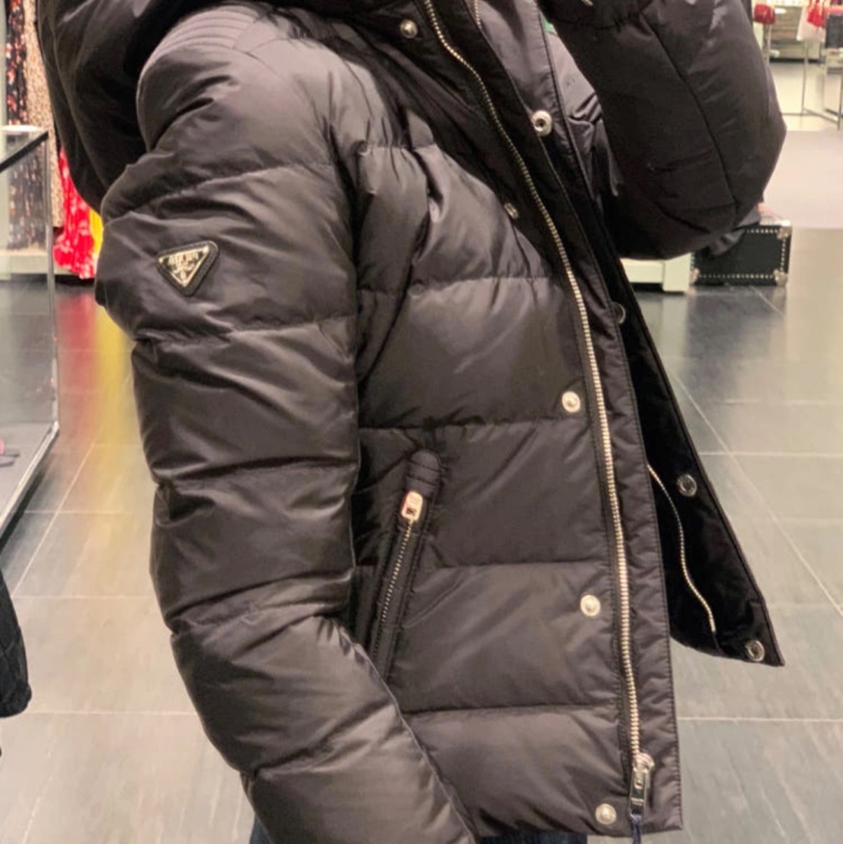 (W) Prada Logo Hooded Down Jacket Black 착용 스타일