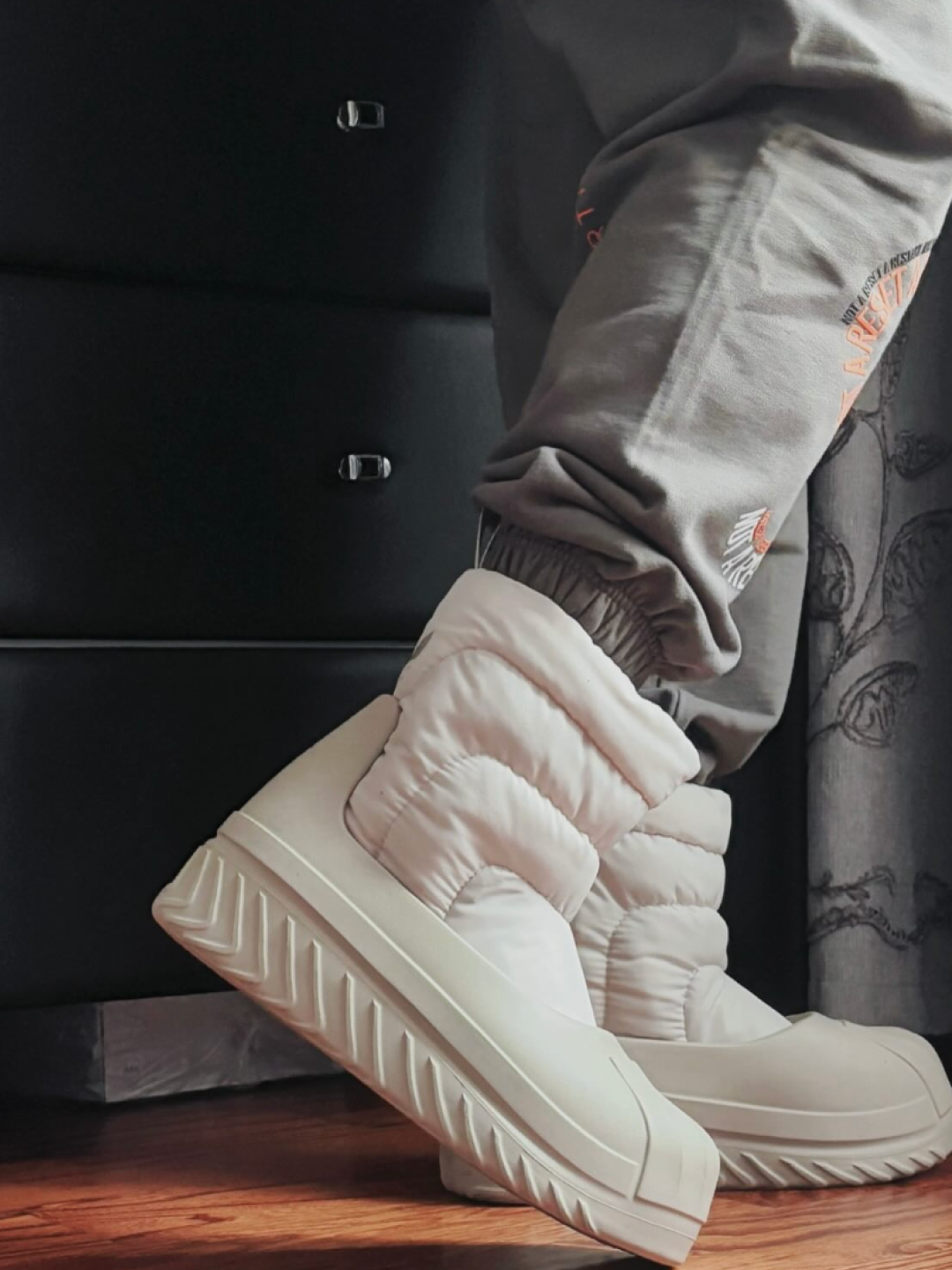 (W) Hunter In Out Puffer Knit Cuff Boots White Willow, (W) Moon Boot Icon Low Nylon Boots Khaki 착용 스타일 - 3