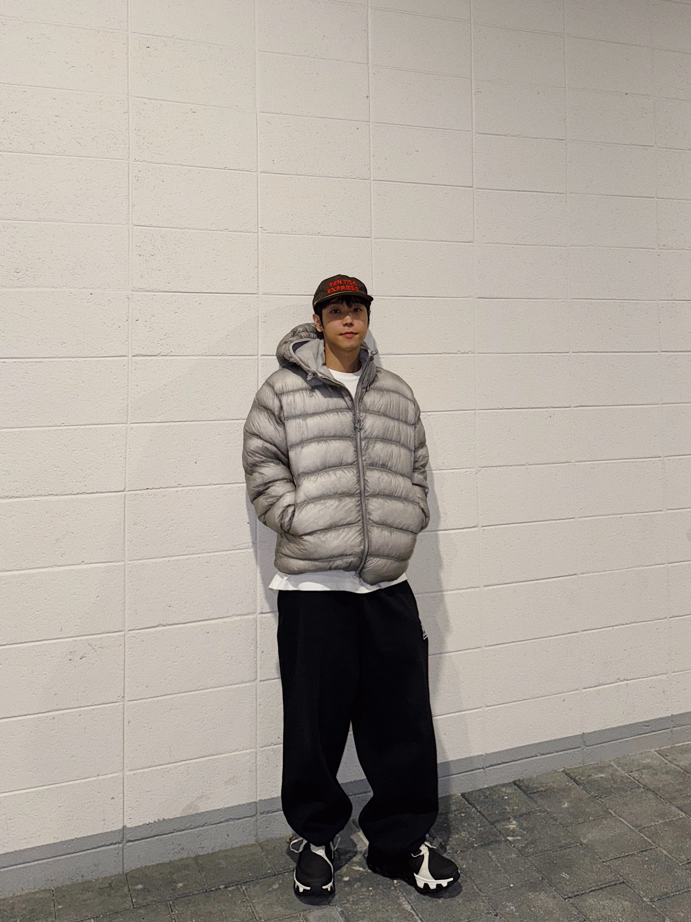 Salomon UNI Cross Insulation Jacket Light Grey, Alex Zono Ten Toe Express Trucker Hat Brown 착용 스타일 - 2