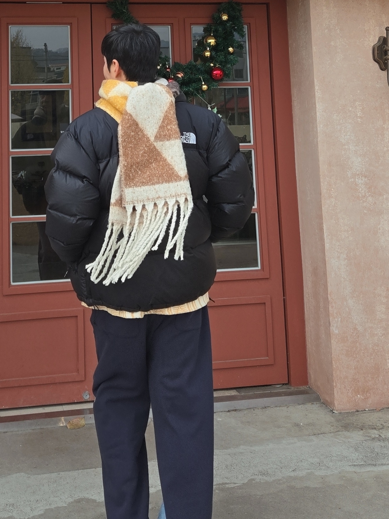 (W) Jordan 1 x Travis Scott Retro Low OG SP Canary, The North Face 1996 Eco Nuptse Jacket Black 착용 스타일 - 2