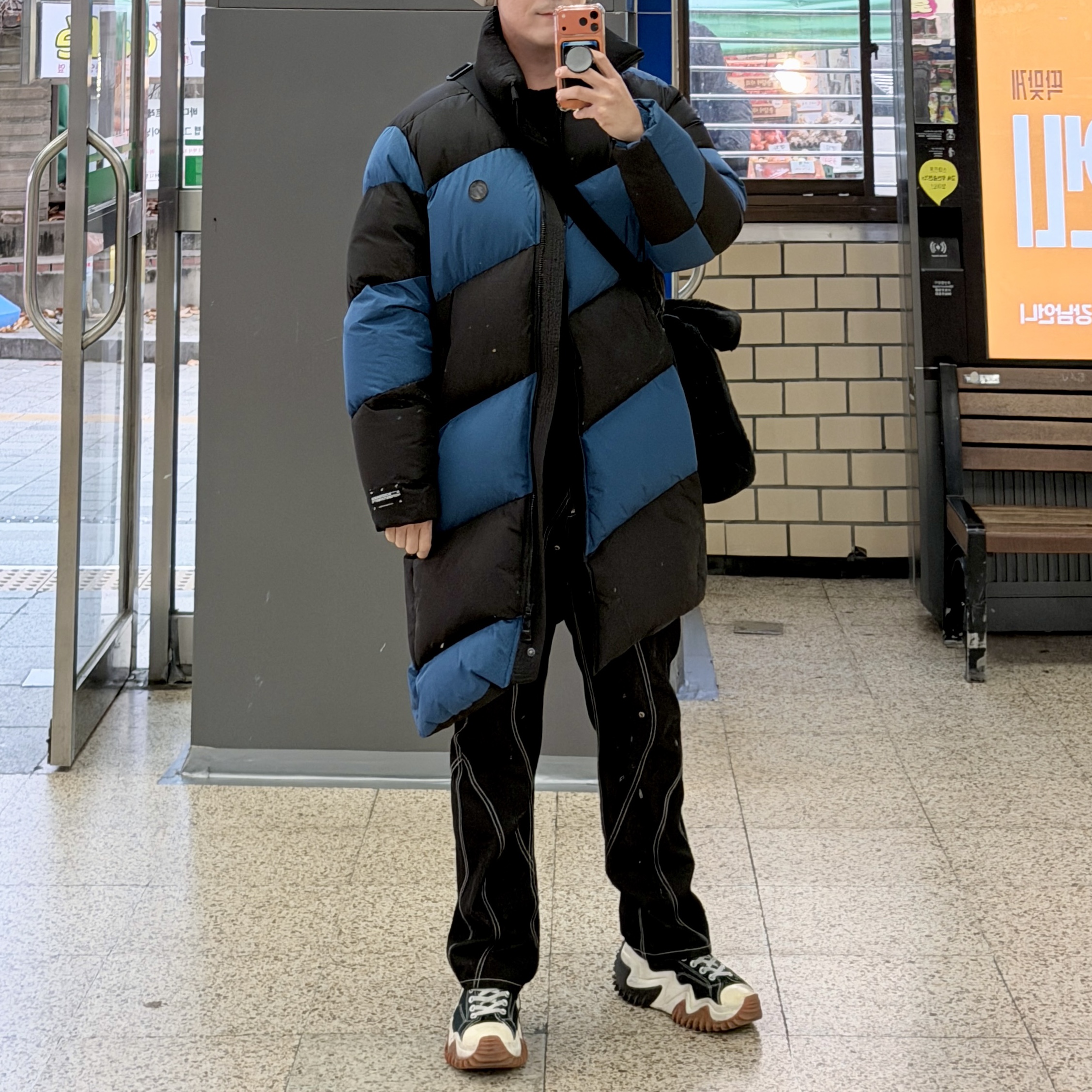 Zara x Ader Error Oversize Long Puffer Jacket Blue Black 착용 스타일