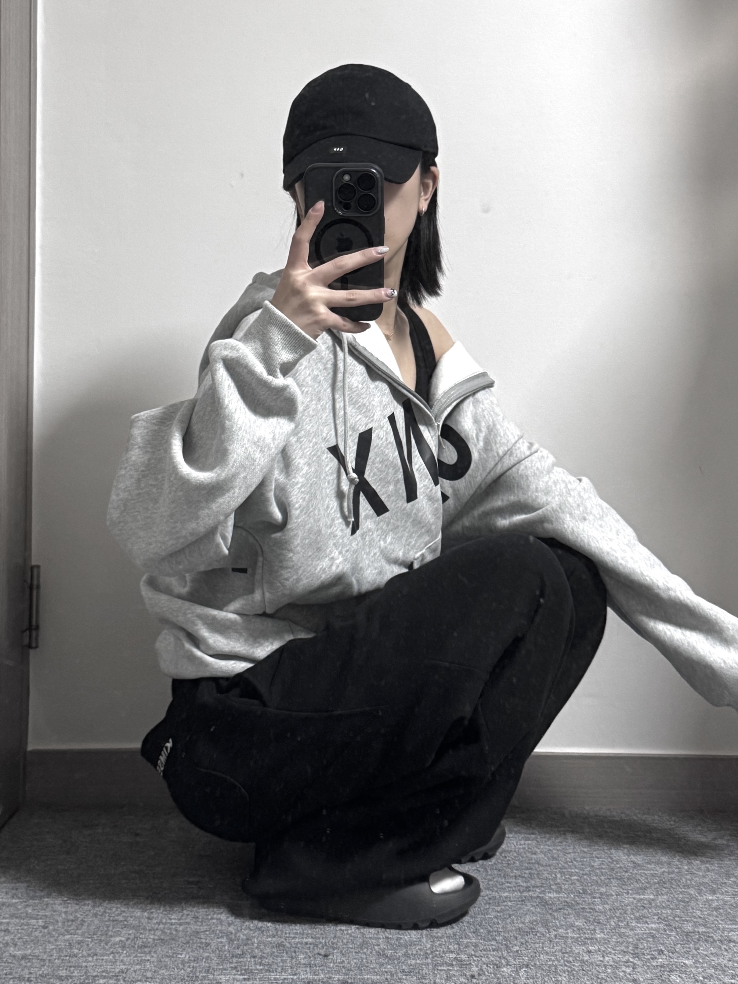 Adidas Yeezy Slide Onyx 착용 스타일