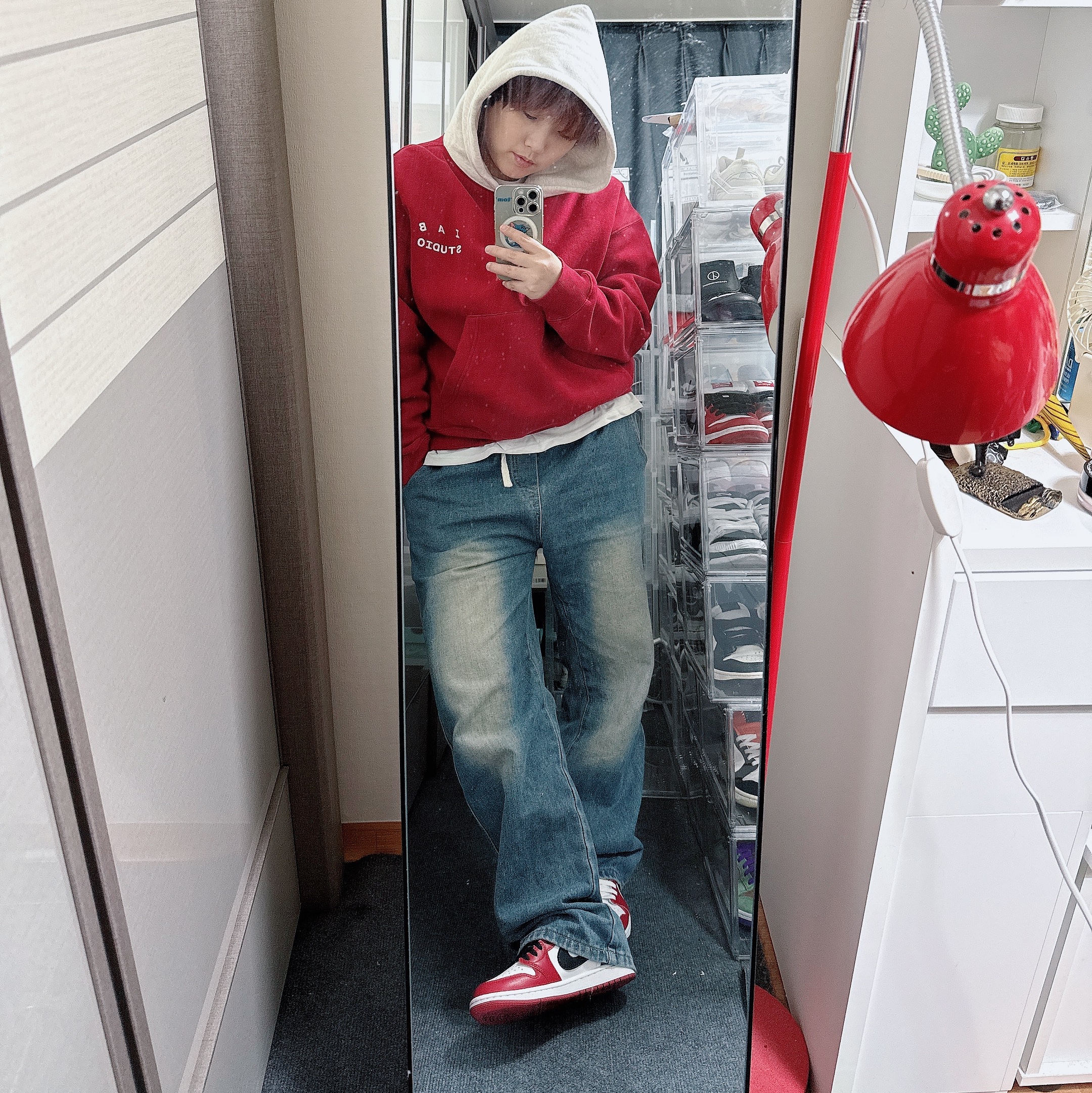 Jordan 1 Retro Low OG Chicago, IAB Studio 24 Christmas Hoodie Burgundy Oatmeal 착용 스타일 - 3