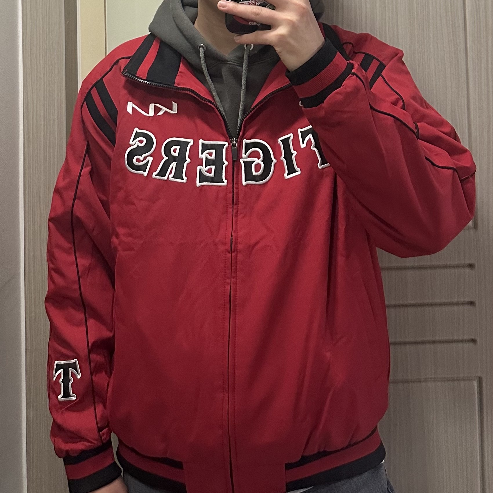 Kia Tigers x IAB Studio 09 Old Spring Autumn Jumper Red 착용 스타일 - 3