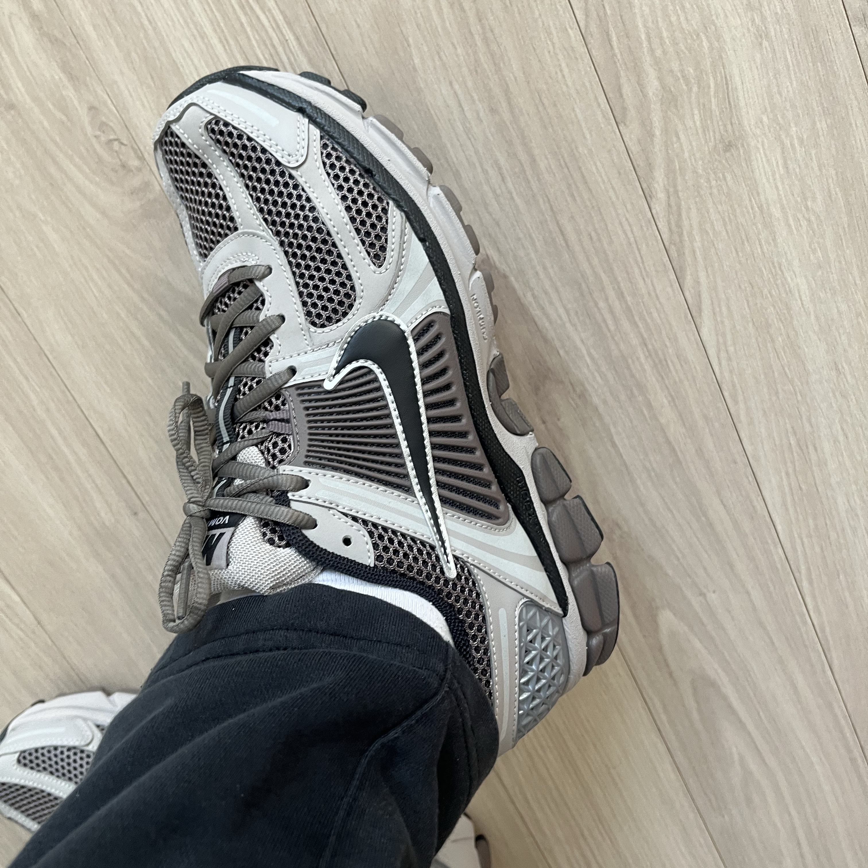 Nike Zoom Vomero 5 College Grey Cave Stone 착용 스타일 - 3