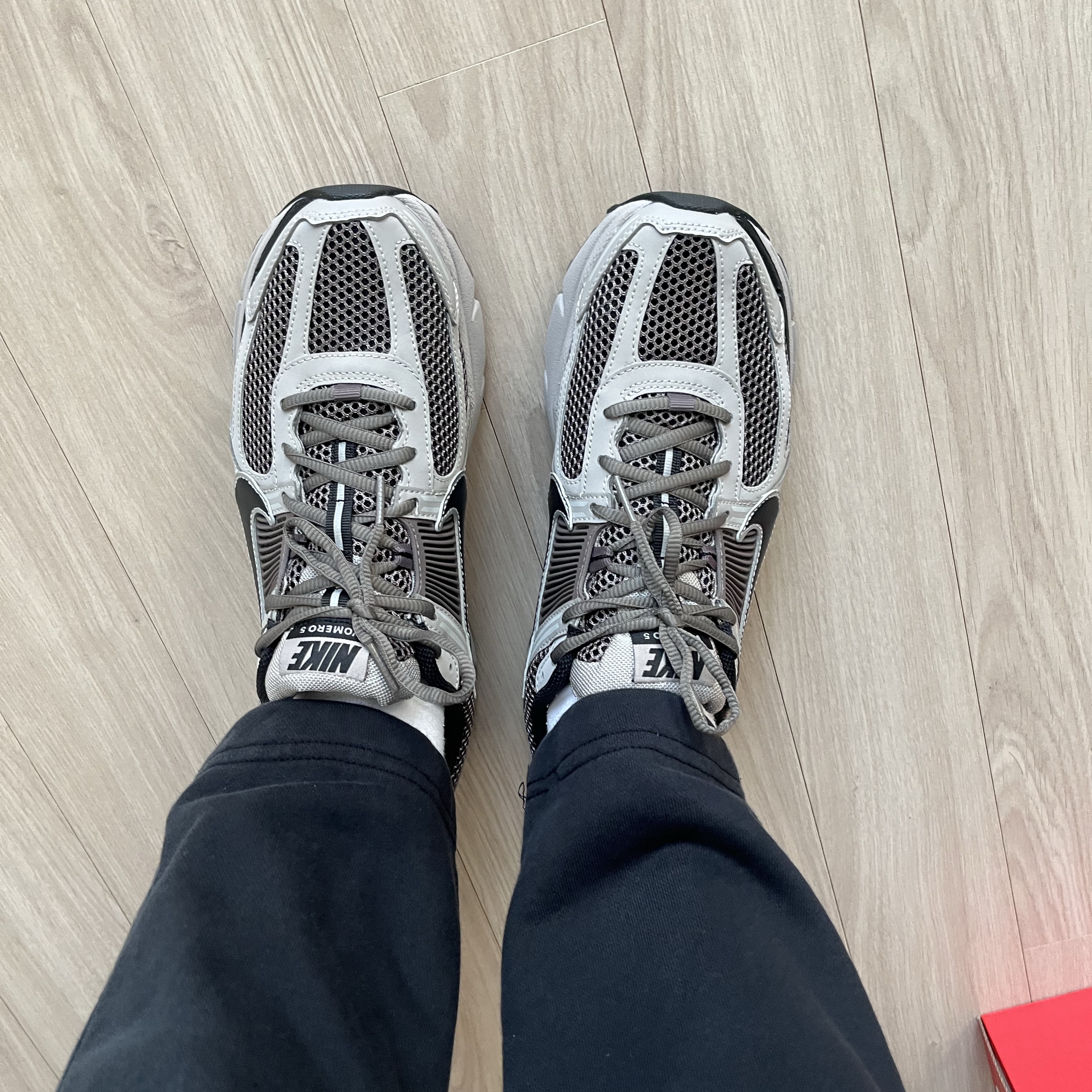 Nike Zoom Vomero 5 College Grey Cave Stone 착용 스타일 - 2