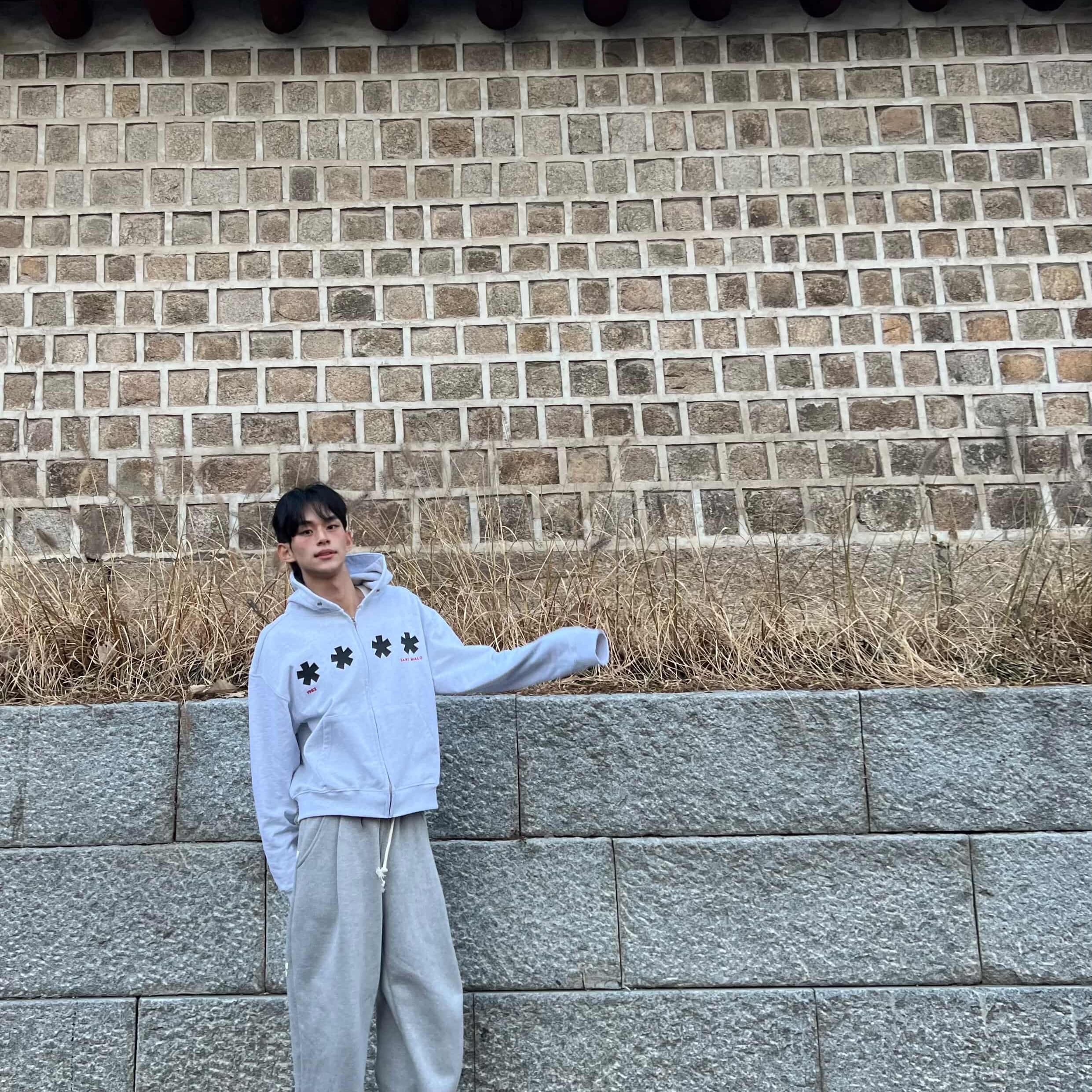 AMOU Square Star Hoodie Zip Up White Melange, AMOU Square Star Hoodie Zip Up Navy 착용 스타일 - 5