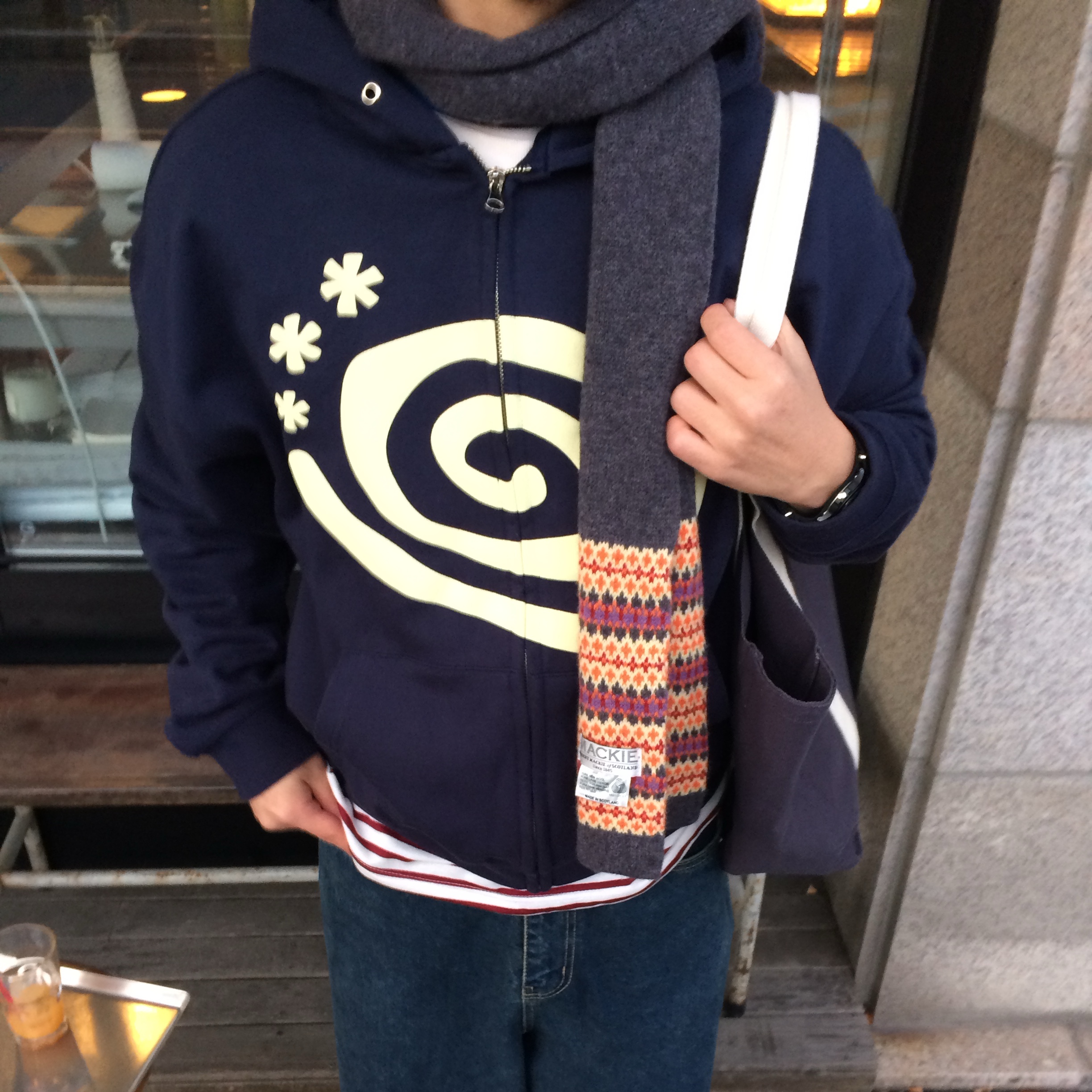 AMOU Molly Hoodie Zip Up Navy, AMOU Molly Hoodie Zip Up White Melange 착용 스타일 - 2