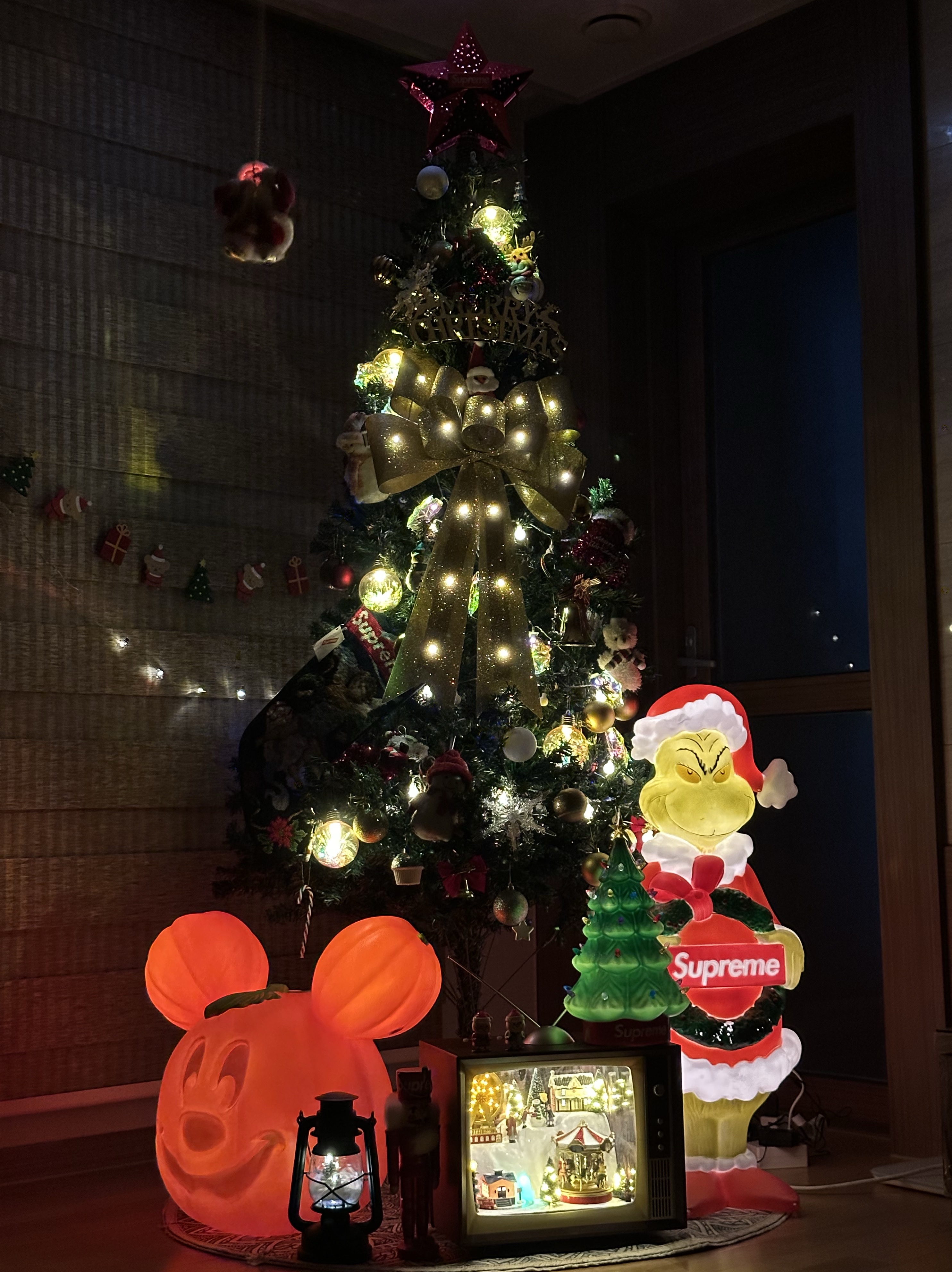 Supreme 15" Holiday Tree Green - 25FW, Supreme Wooden Nutcracker Red - 19FW 착용 스타일