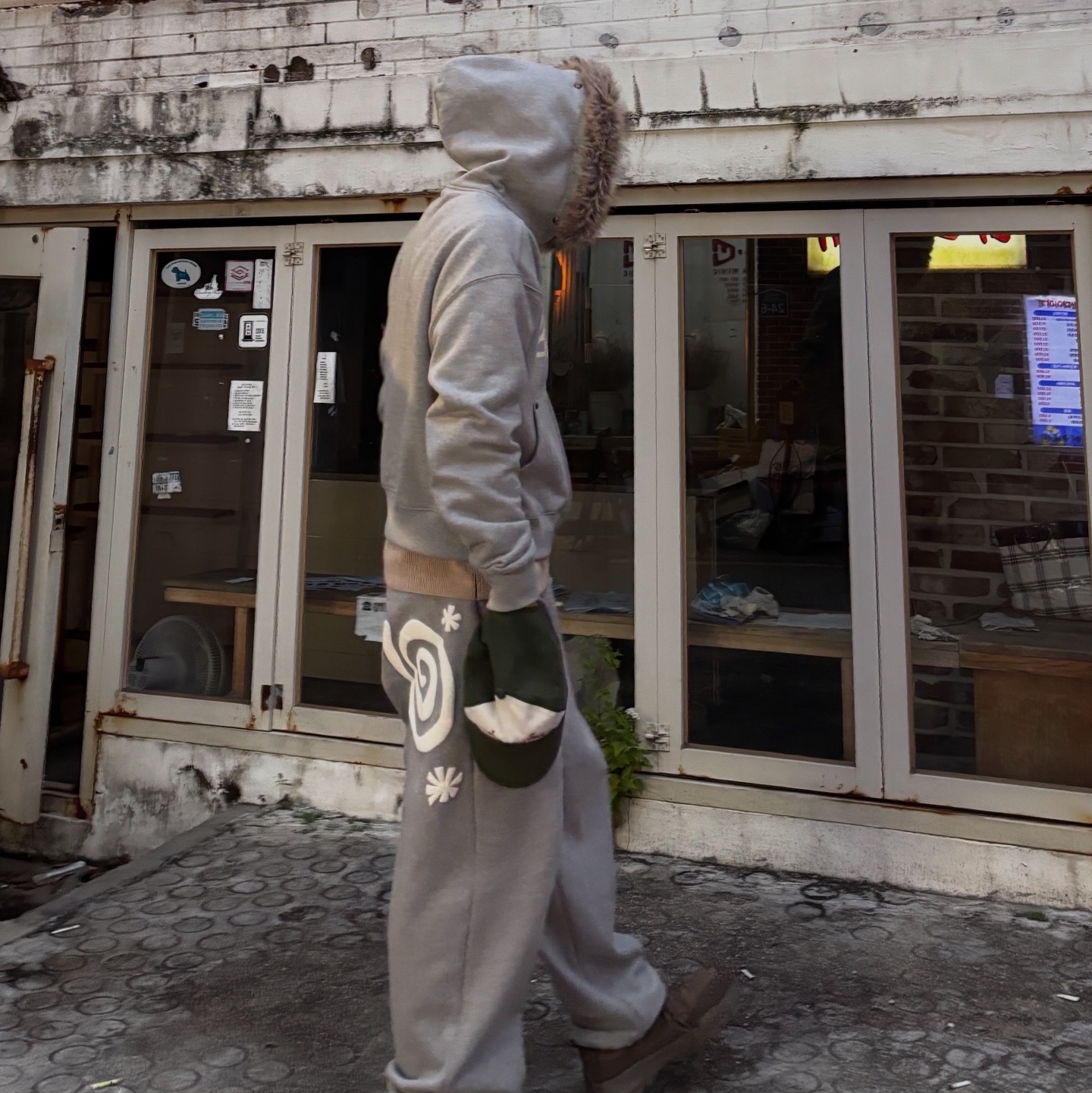 AMOU Fur Hoodie Zip Up Gray, AMOU Fur Hoodie Zip Up Black 착용 스타일 - 2