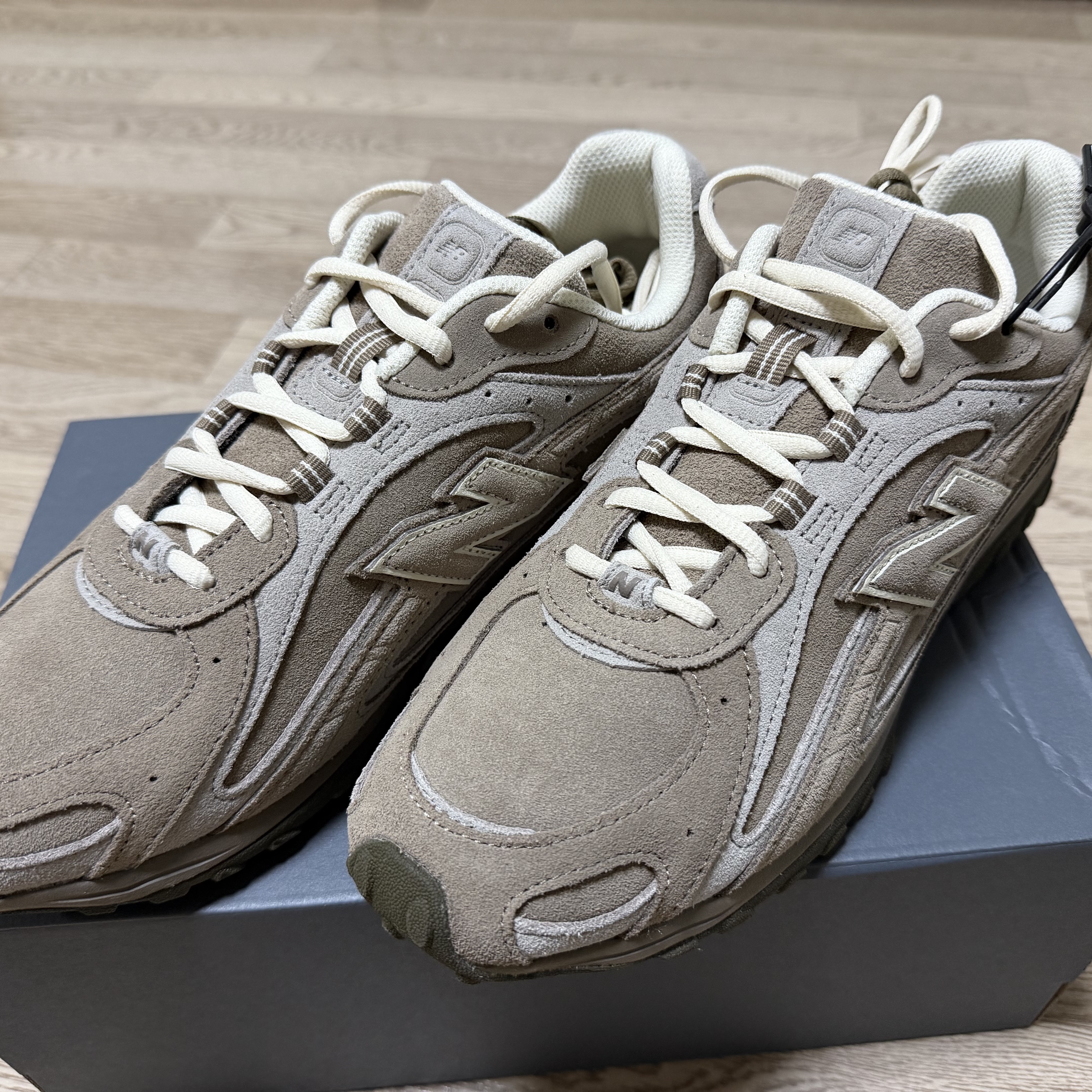 New Balance 204L Suede Mushroom Arid Stone 착용 스타일 - 2