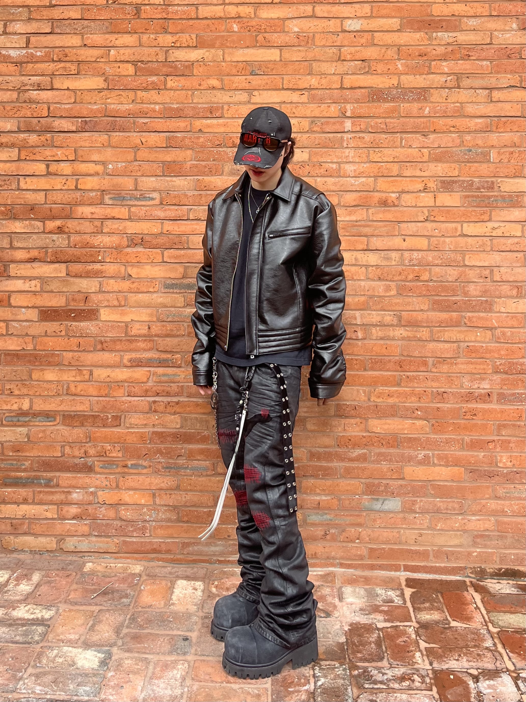 Undermycar x Emostanceclub Emoun Destroyed Cowhide Suede Red Stitch Denim Toreador - 23FW, Balenciaga Stomper Bootie Black 착용 스타일 - 2