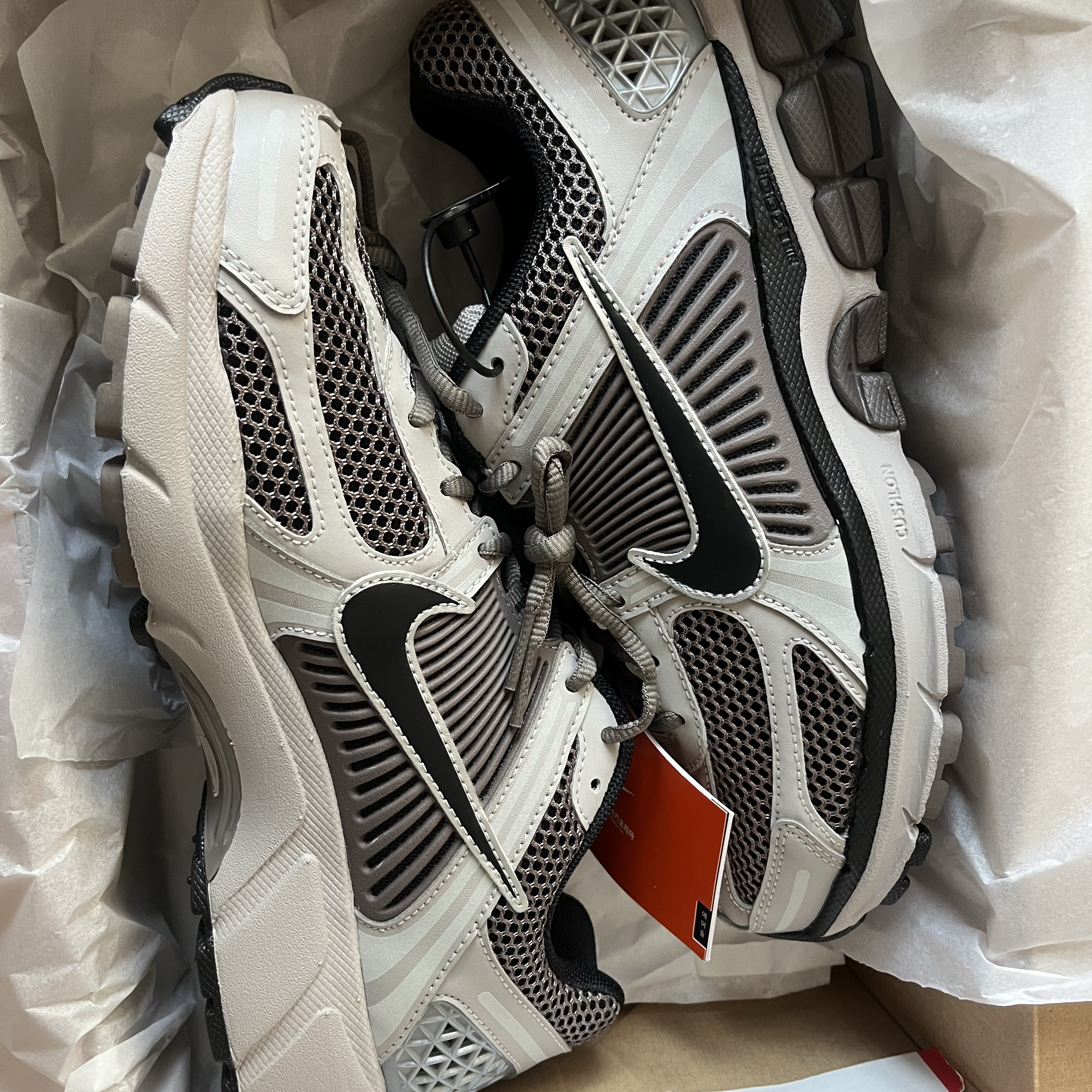Nike Zoom Vomero 5 College Grey Cave Stone 착용 스타일 - 1