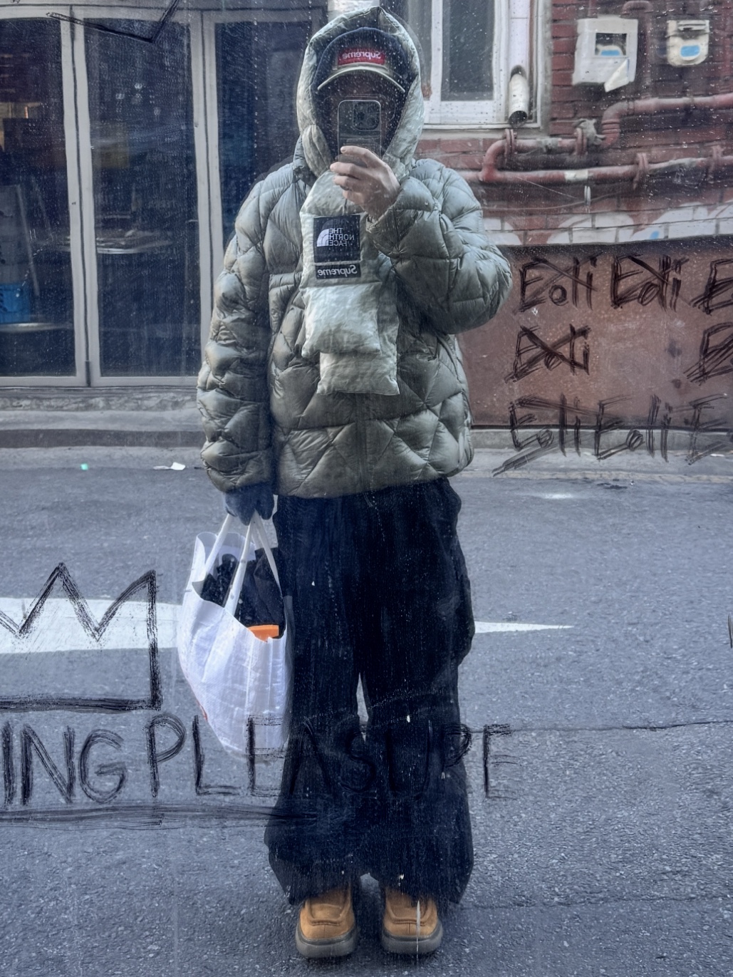 슈프림 x 노스페이스 페이퍼 프린트 700 필 다운 스카프 | Supreme | KREAM