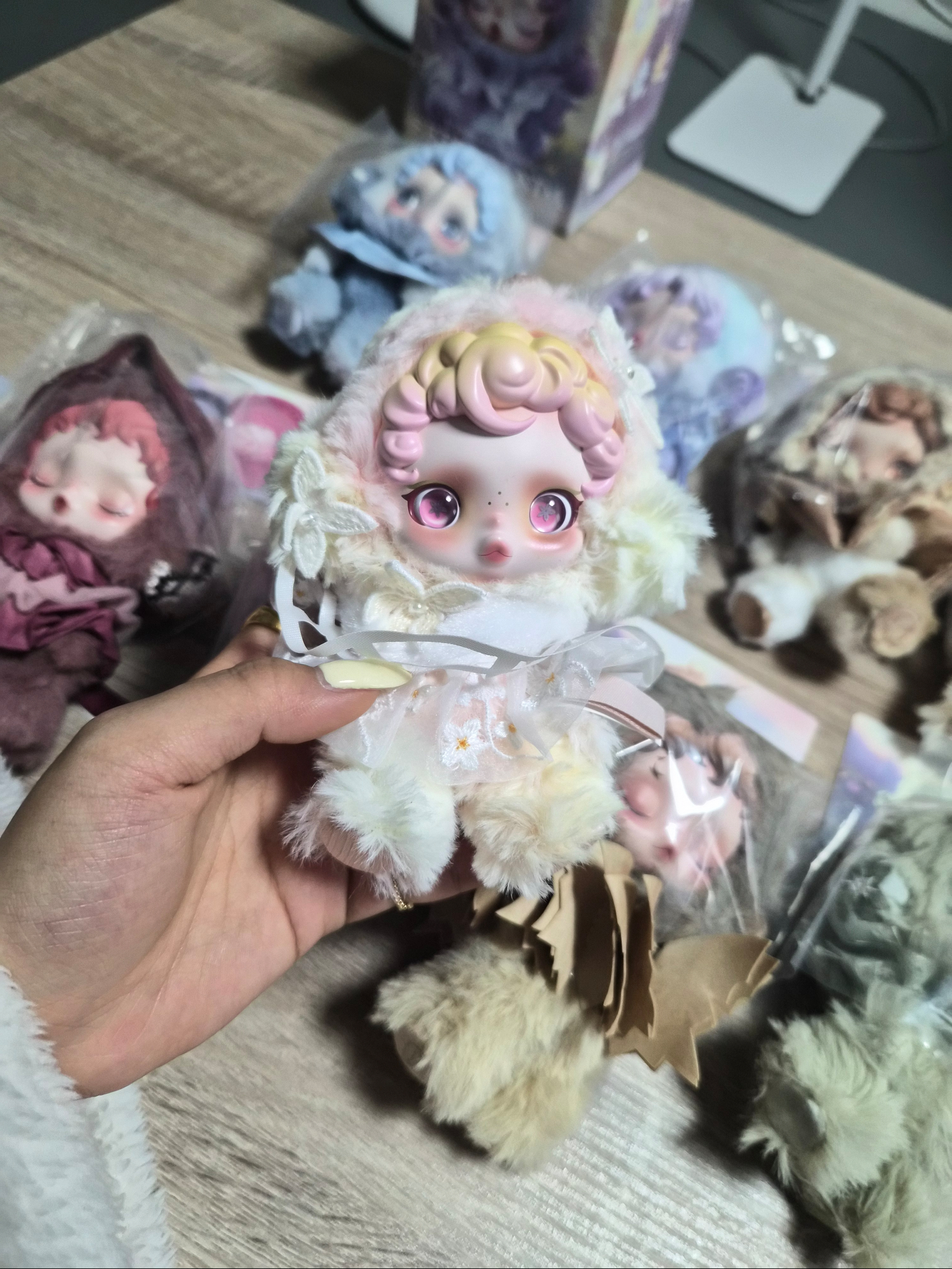 Pop Mart Skullpanda L’Impressionnisme Series Plush Doll (9 Blind Boxes) 착용 스타일