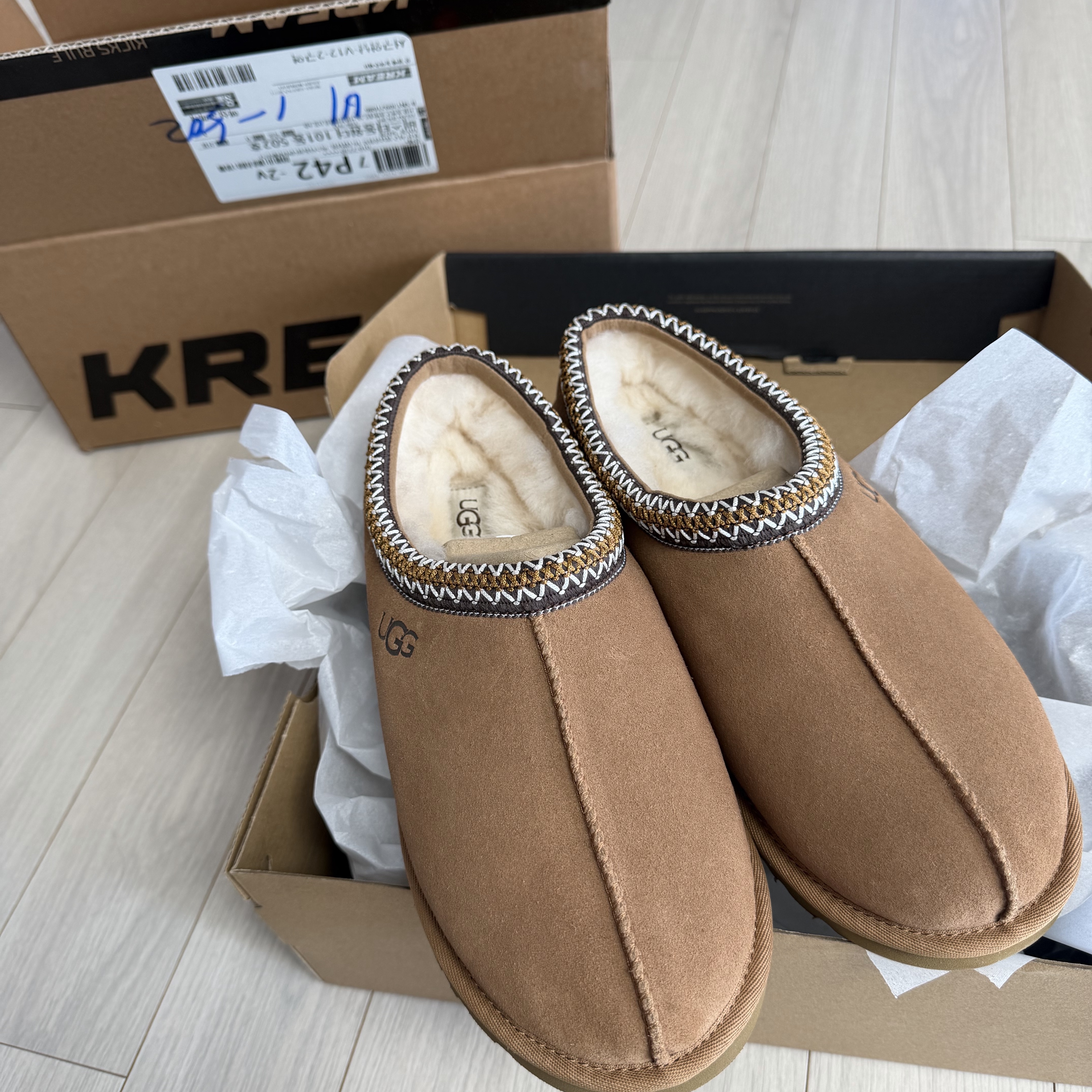 UGG Tasman II Slipper Chestnut, Patagonia Classic Retro-X Fleece Jacket Dark Natural 착용 스타일 - 2