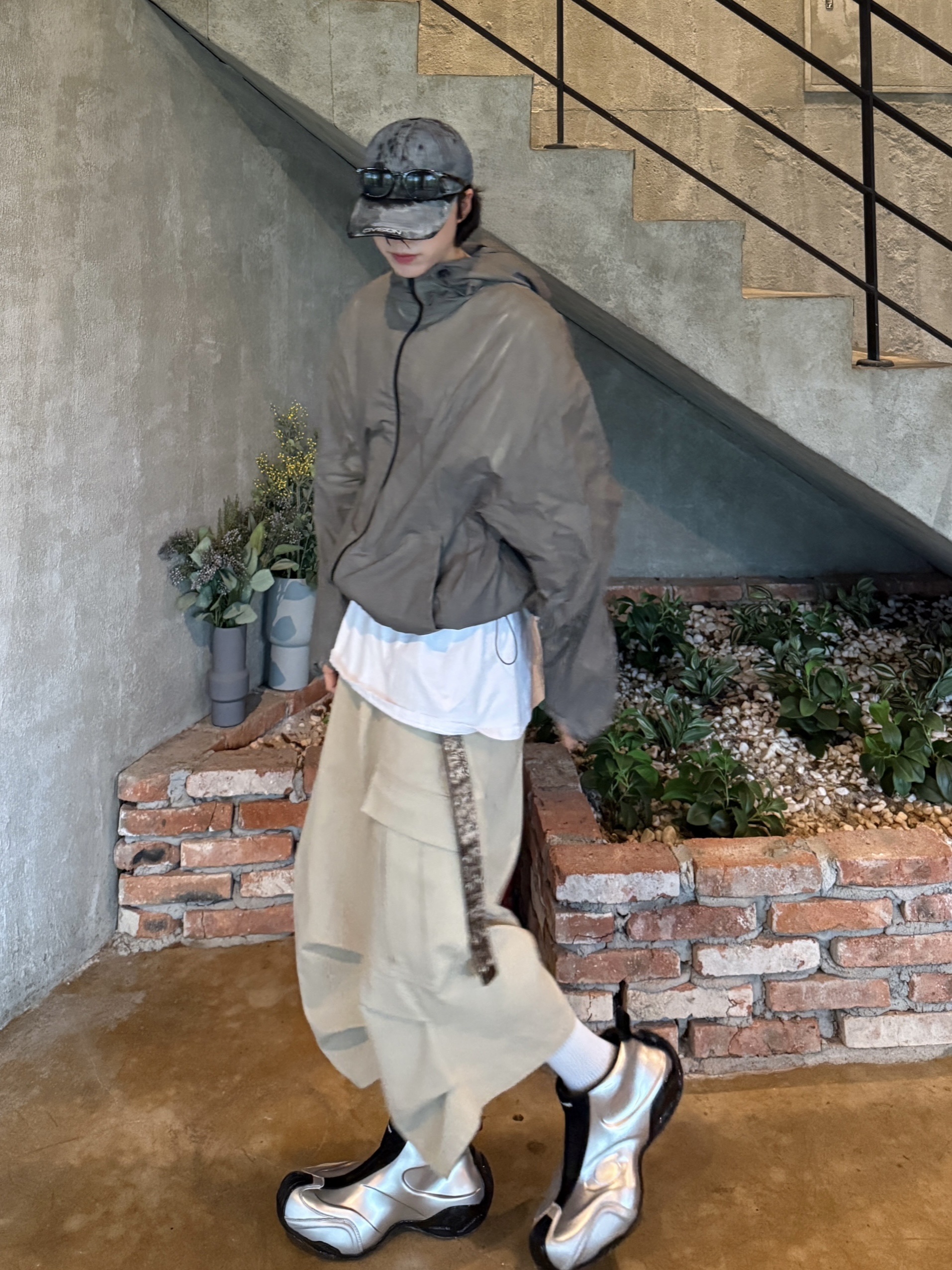 Kamien Shift Shell Jacket Exclusive, Balenciaga Basketball Sneakers Silver Black 착용 스타일 - 2