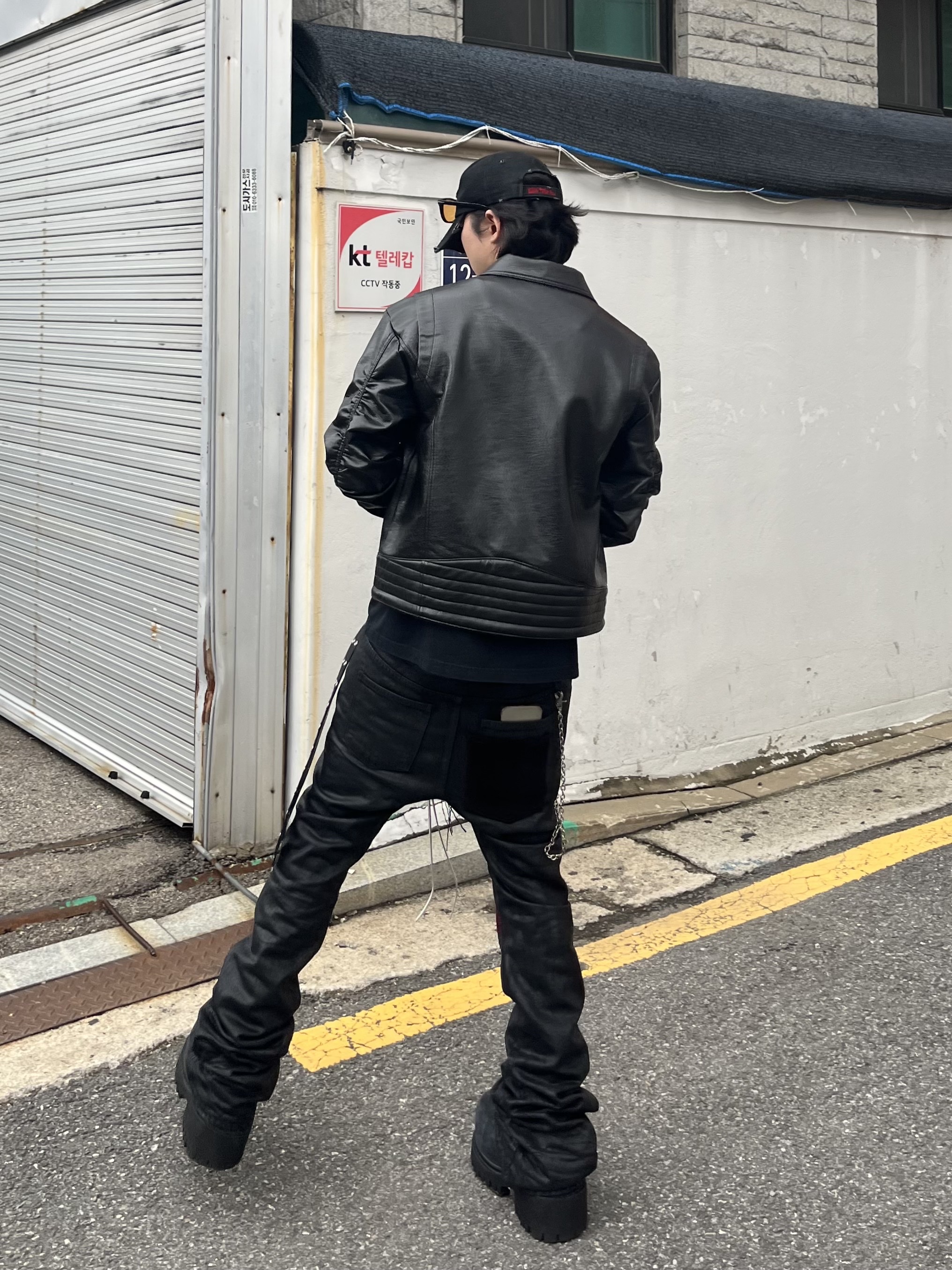 Undermycar x Emostanceclub Emoun Destroyed Cowhide Suede Red Stitch Denim Toreador - 23FW, Balenciaga Stomper Bootie Black 착용 스타일 - 4