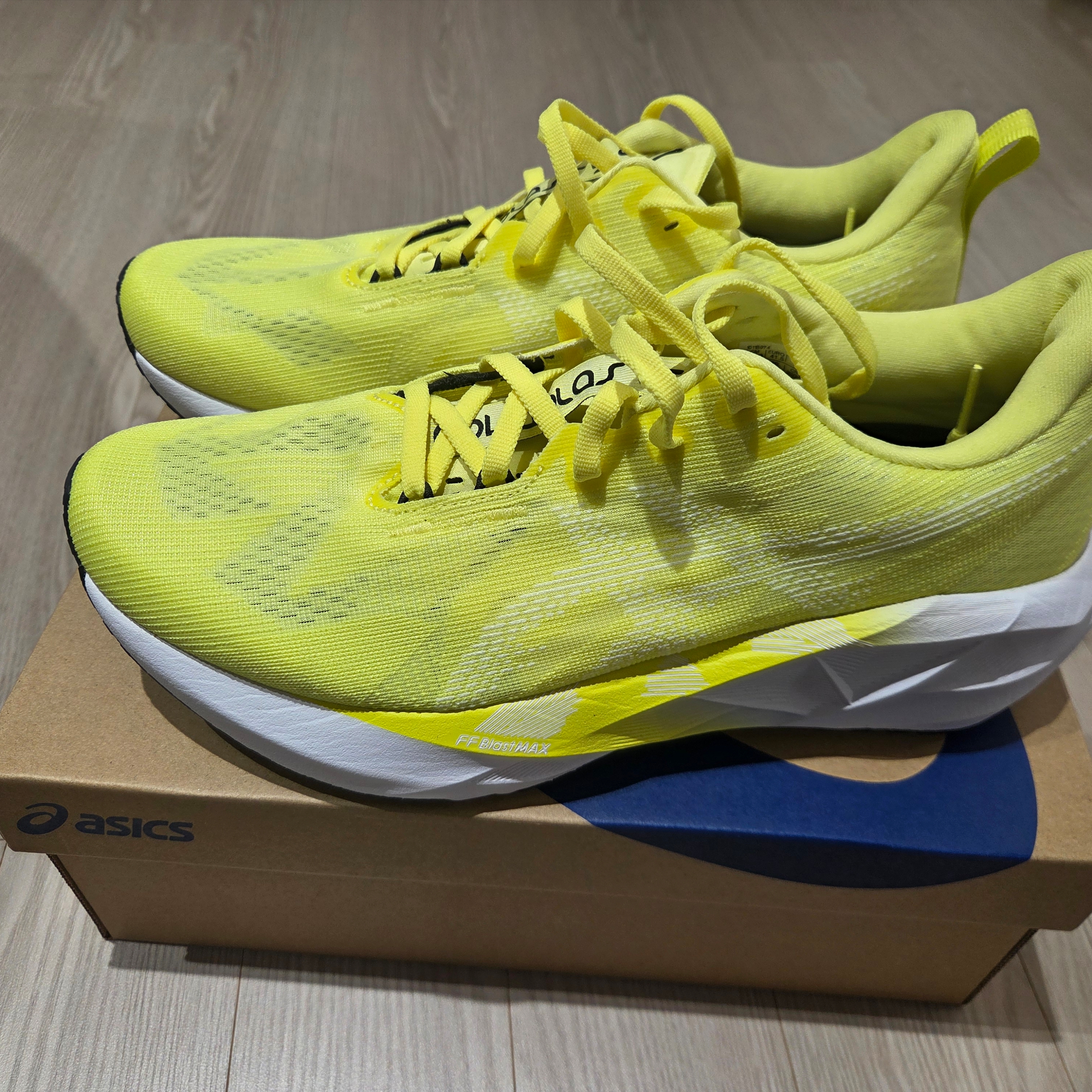 Asics Novablast 5 Citron White 착용 스타일