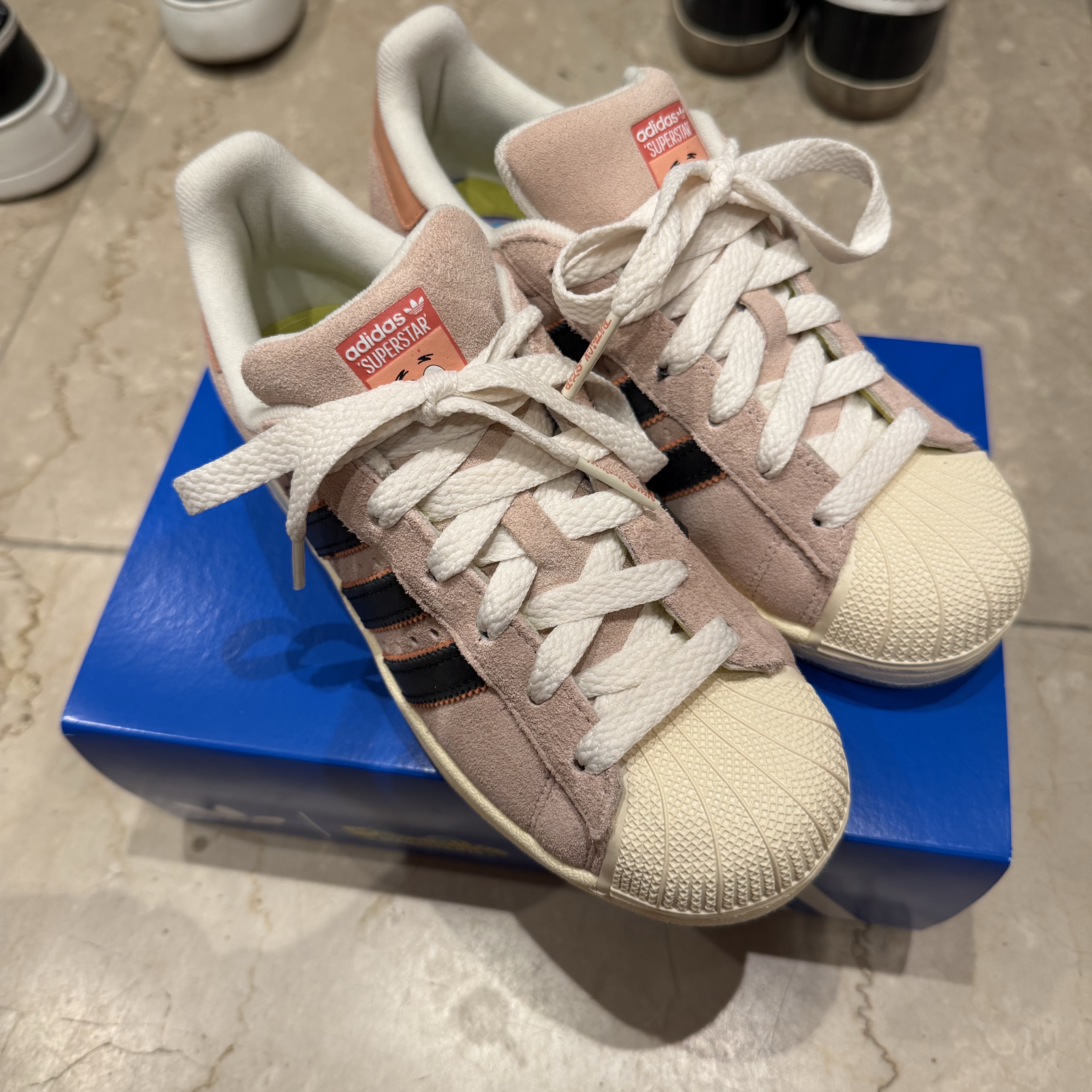 Adidas x Spongebob Patrick Superstar Black Core Black 착용 스타일 - 2