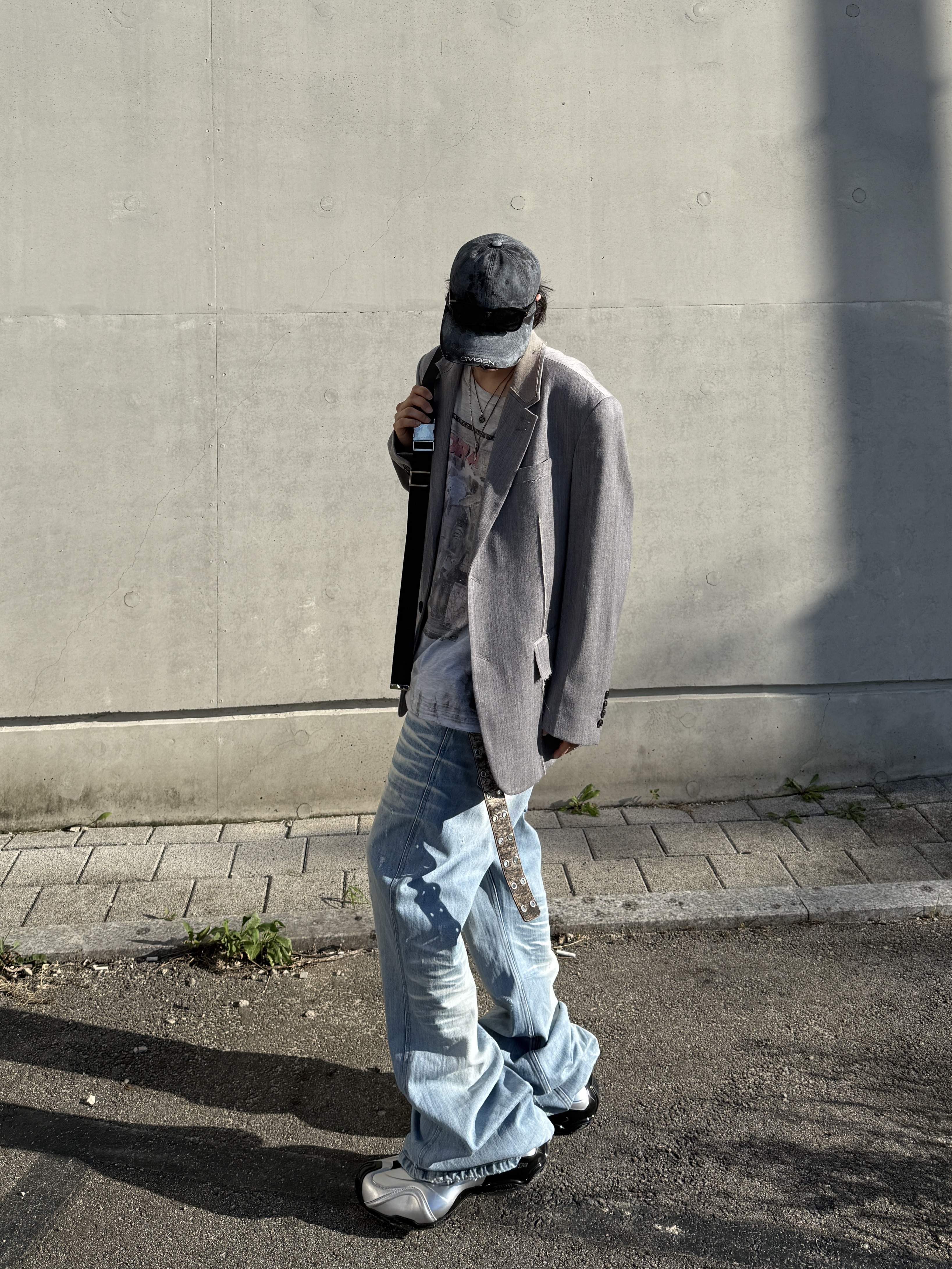 GRAILZ x KOIN SEOUL Magazine T-Shirts Melange Grey, Balenciaga Basketball Sneakers Silver Black 착용 스타일 - 1