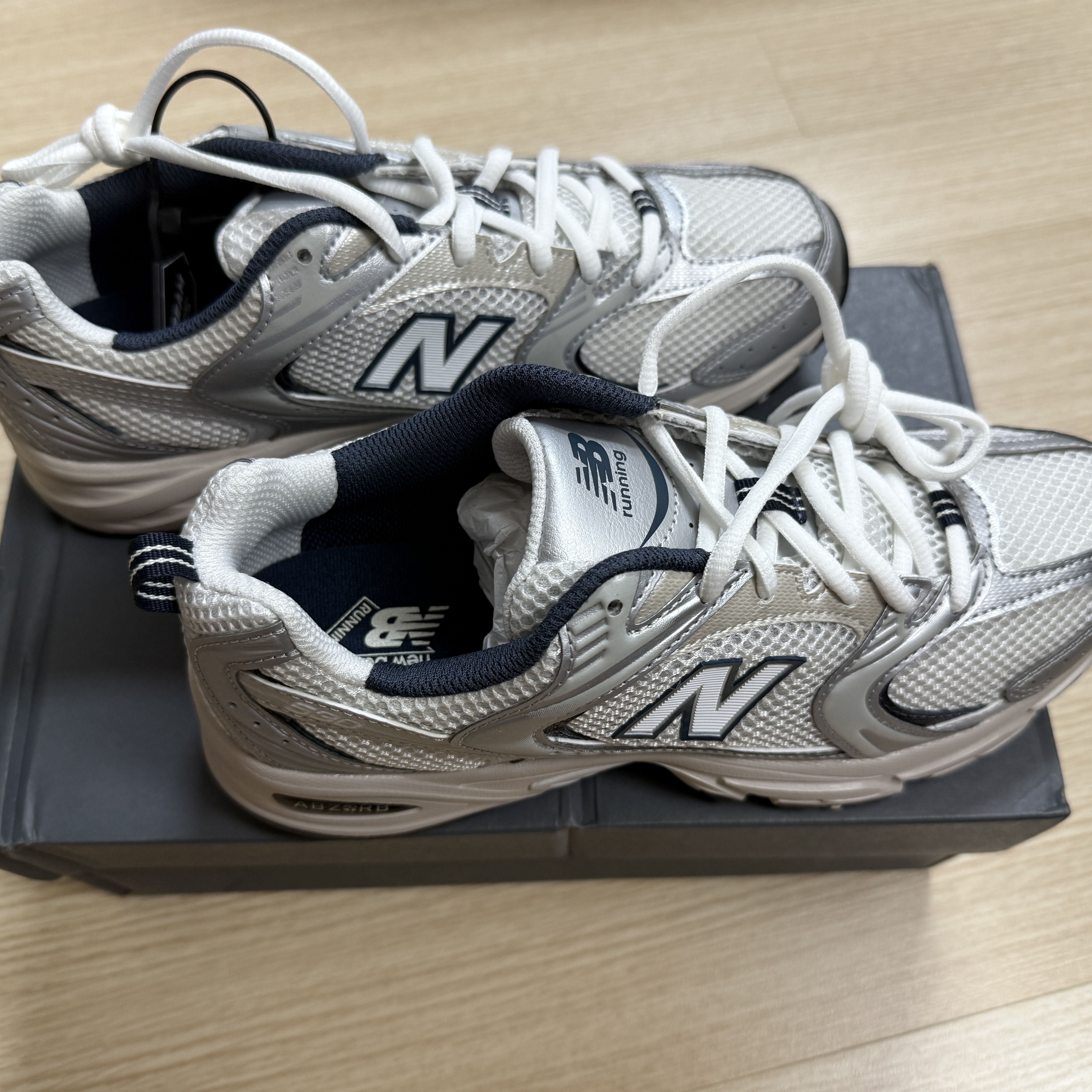 New Balance 530 Steel Grey 착용 스타일 - 3