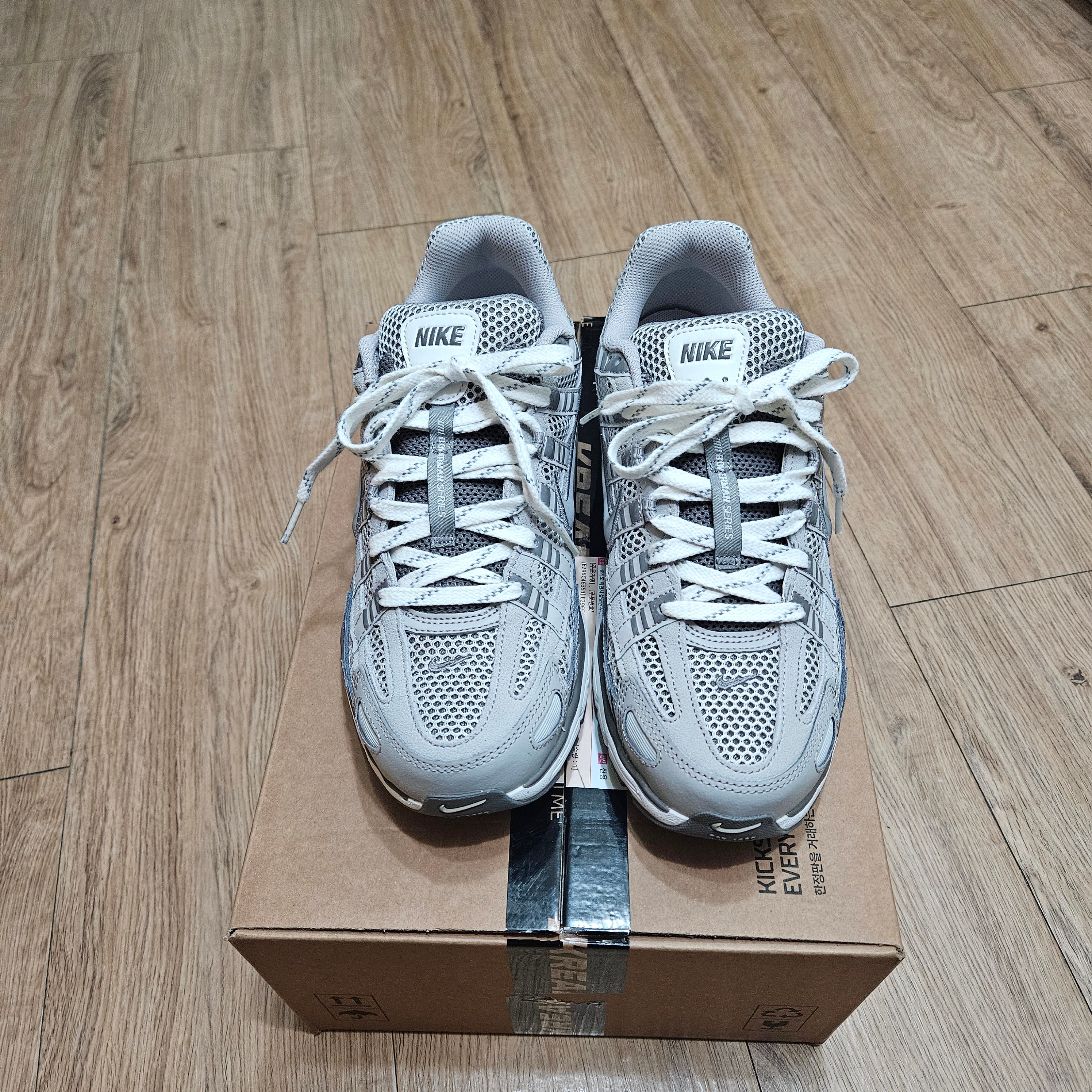 Nike P-6000 PRM Light Iron Ore 착용 스타일