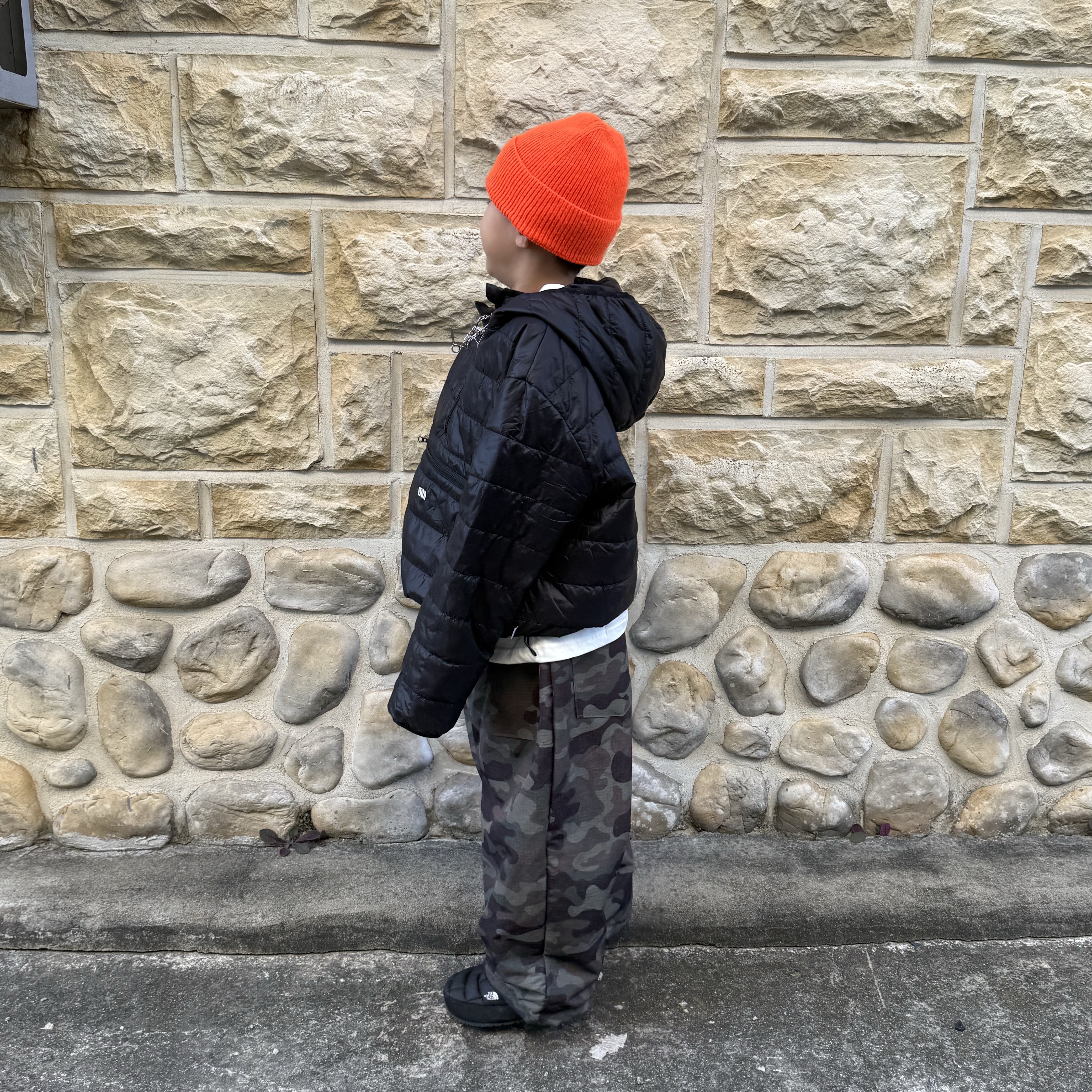 The North Face TNF Mid Beanie Black, (Kids) The North Face ThermoBall Traction Winter Mule II TNF Black TNF White 착용 스타일 - 4