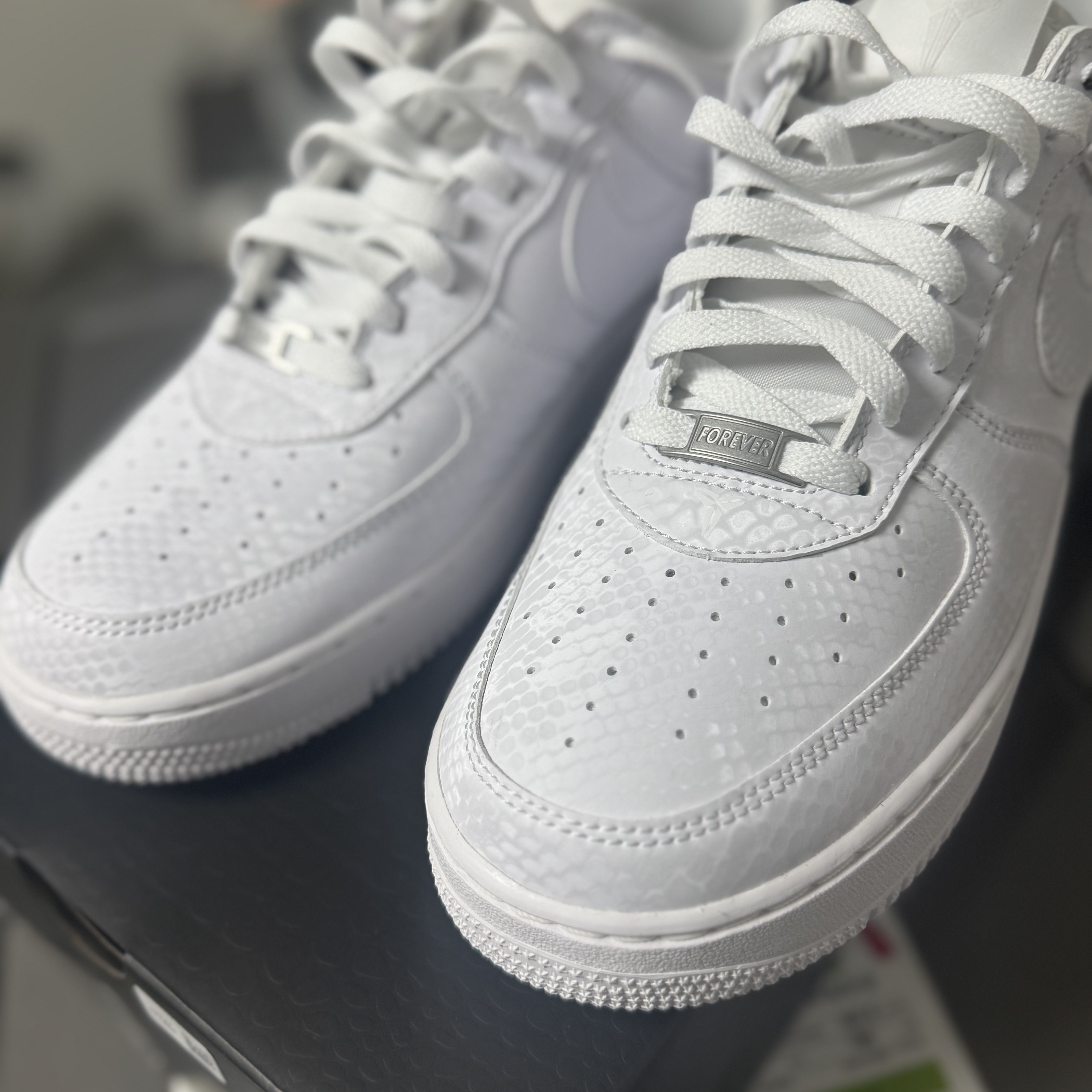 Nike x Kobe Bryant Air Force 1 Low Triple White 착용 스타일 - 1