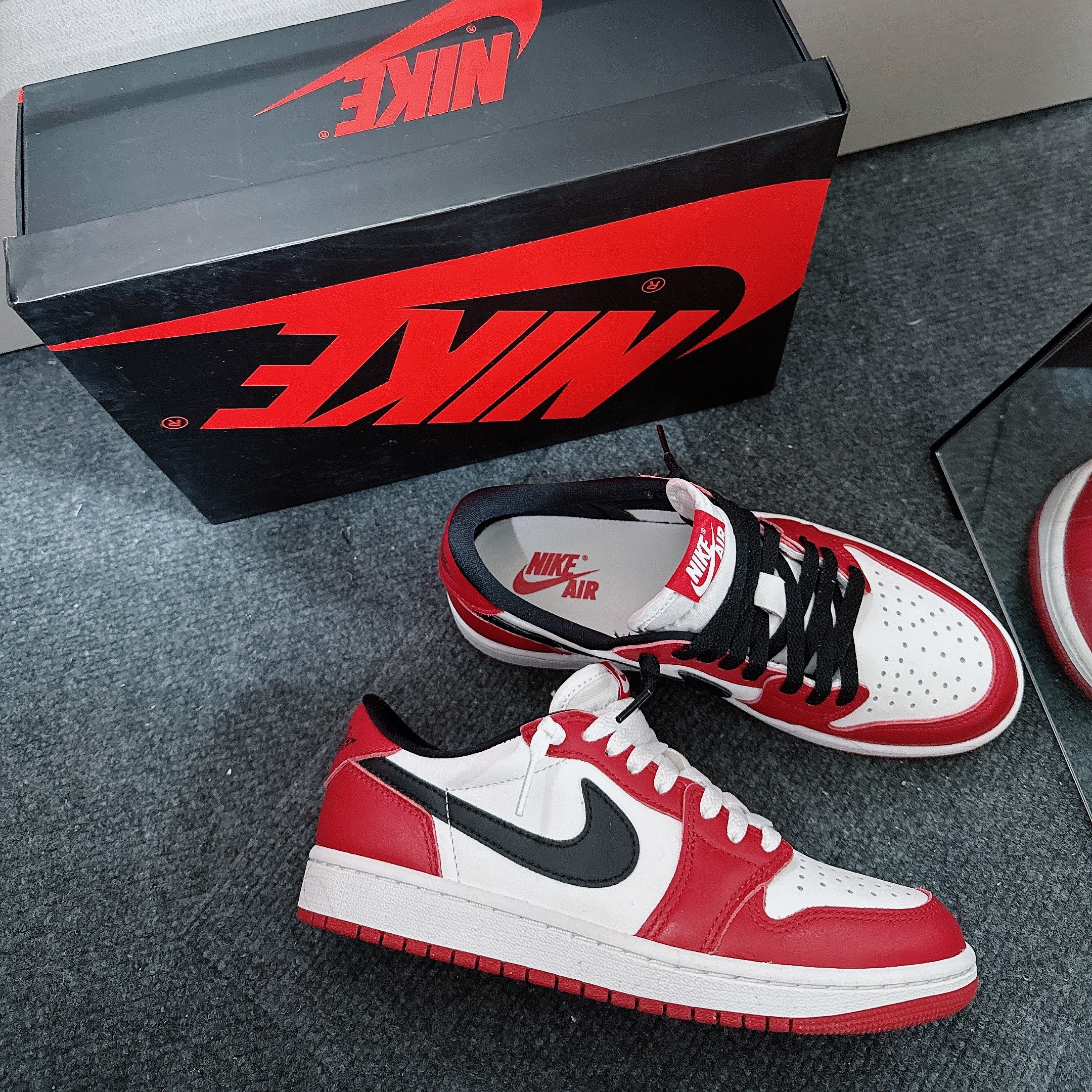 Jordan 1 Retro Low OG Chicago, IAB Studio 24 Christmas Hoodie Burgundy Oatmeal 착용 스타일 - 8
