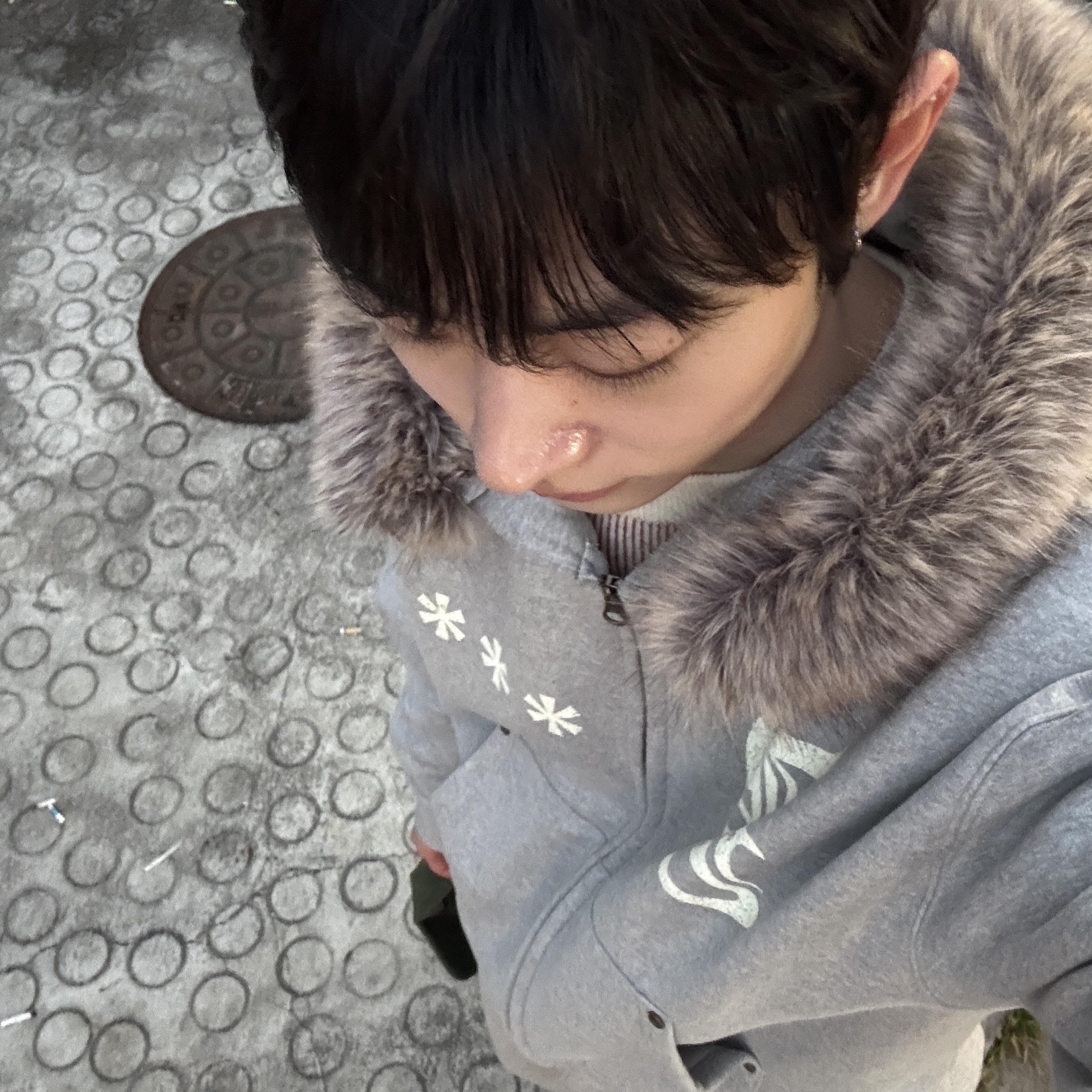 AMOU Fur Hoodie Zip Up Gray, AMOU Fur Hoodie Zip Up Black 착용 스타일 - 3
