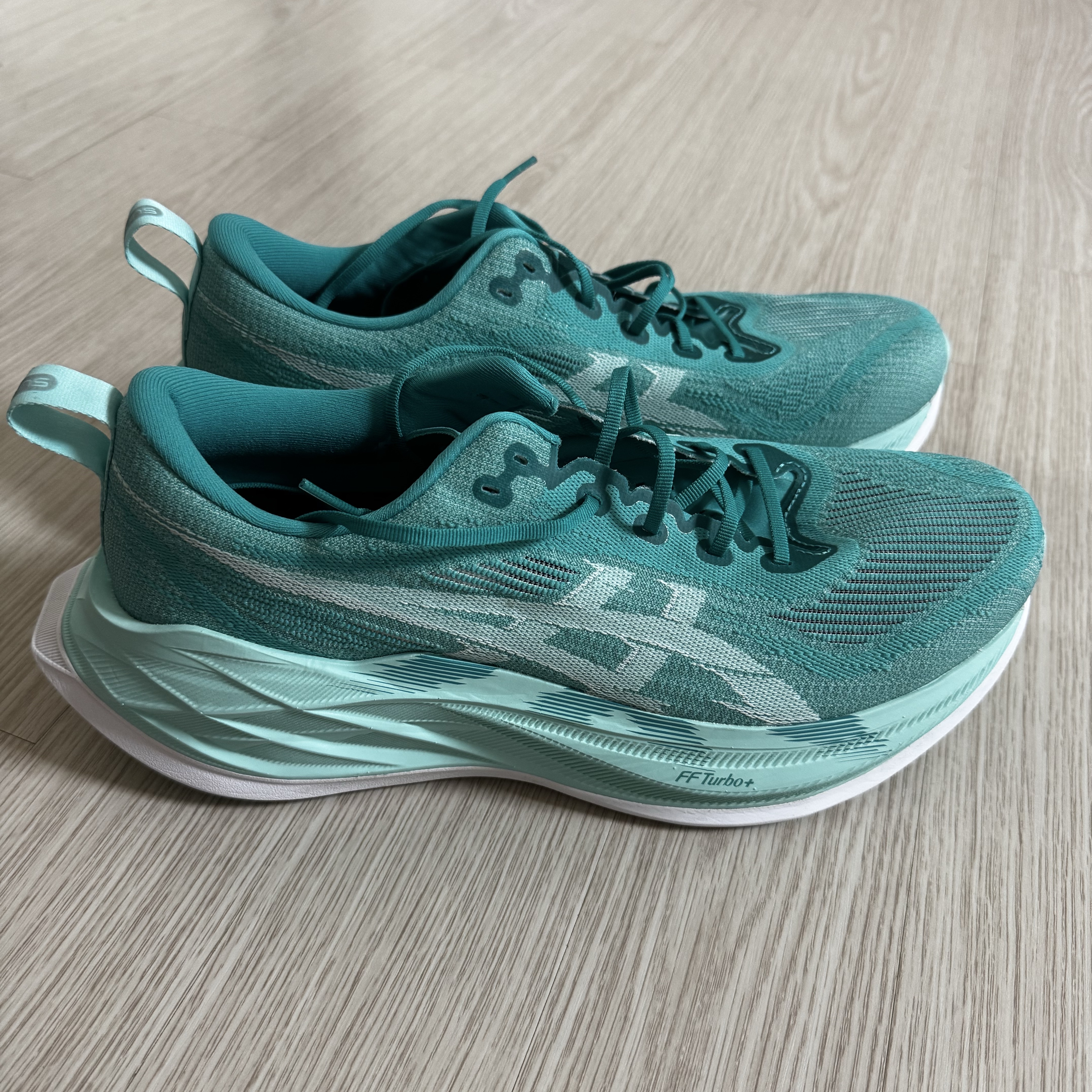 Asics Superblast 2 Wave Teal Illuminate Mint 착용 스타일