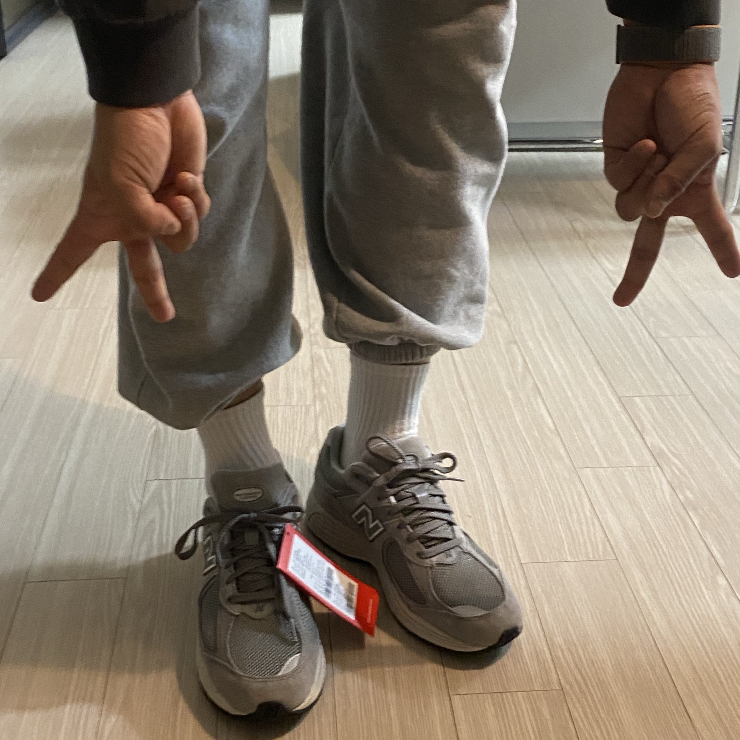 New Balance 2002R Grey 착용 스타일