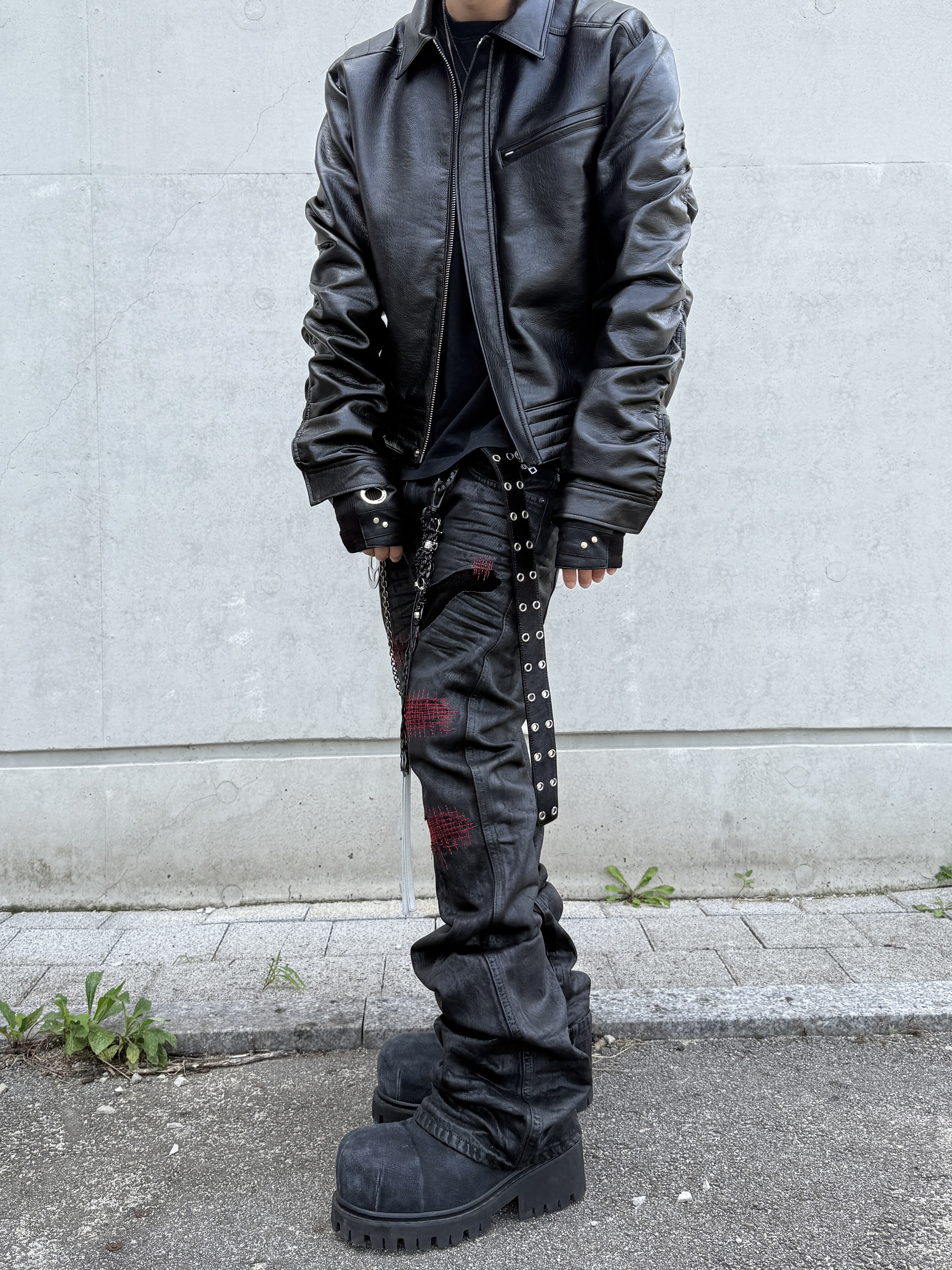 Kamien x MJD Double Hole Belt Black Shearling Calfskin, Undermycar x Emostanceclub Emoun Destroyed Cowhide Suede Red Stitch Denim Toreador - 23FW 착용 스타일 - 2