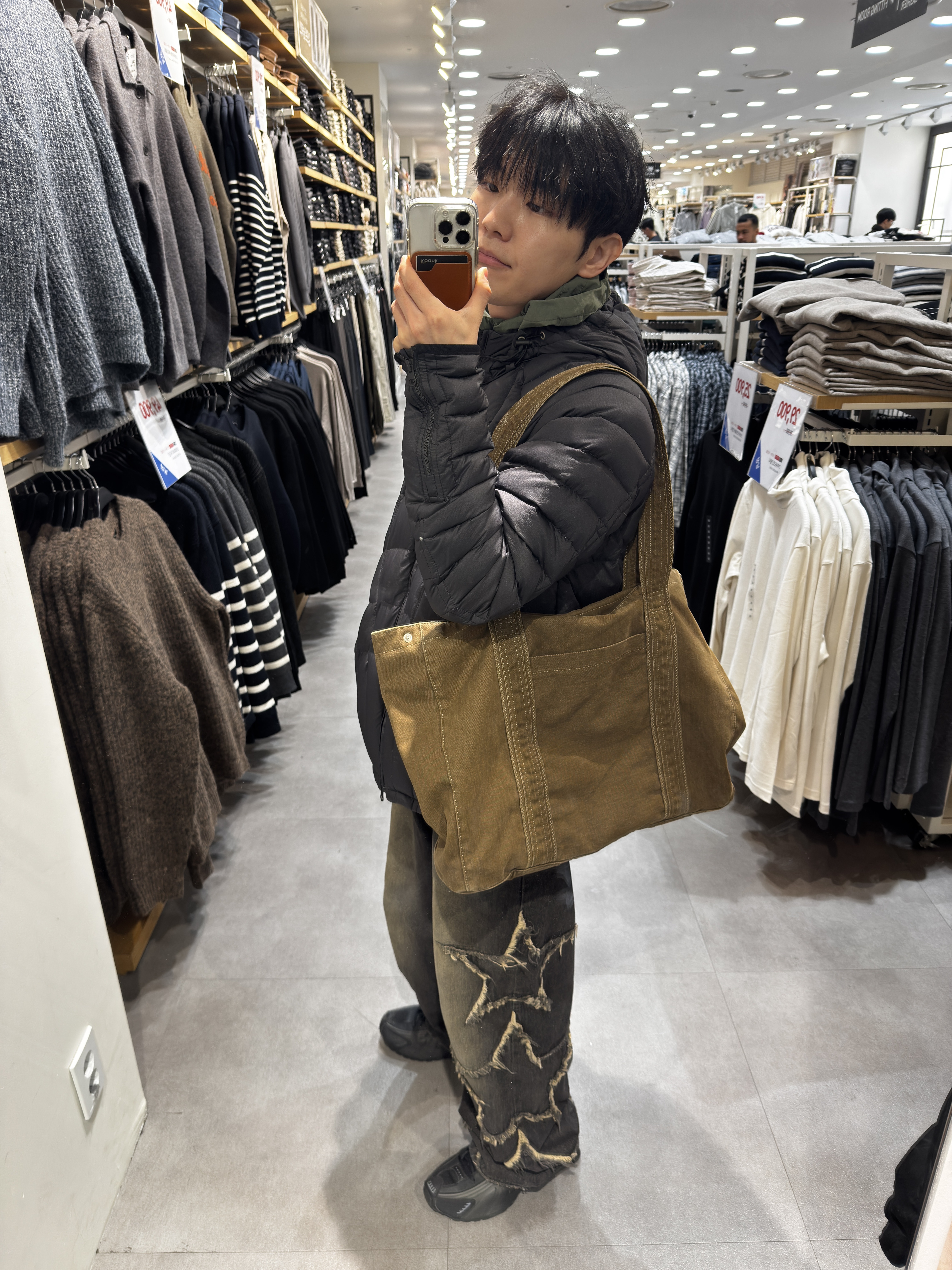 Nike ACG Sun Farer Jacket Medium Olive - Asia, Nike Shox R4 Black Bright Crimson 착용 스타일 - 1