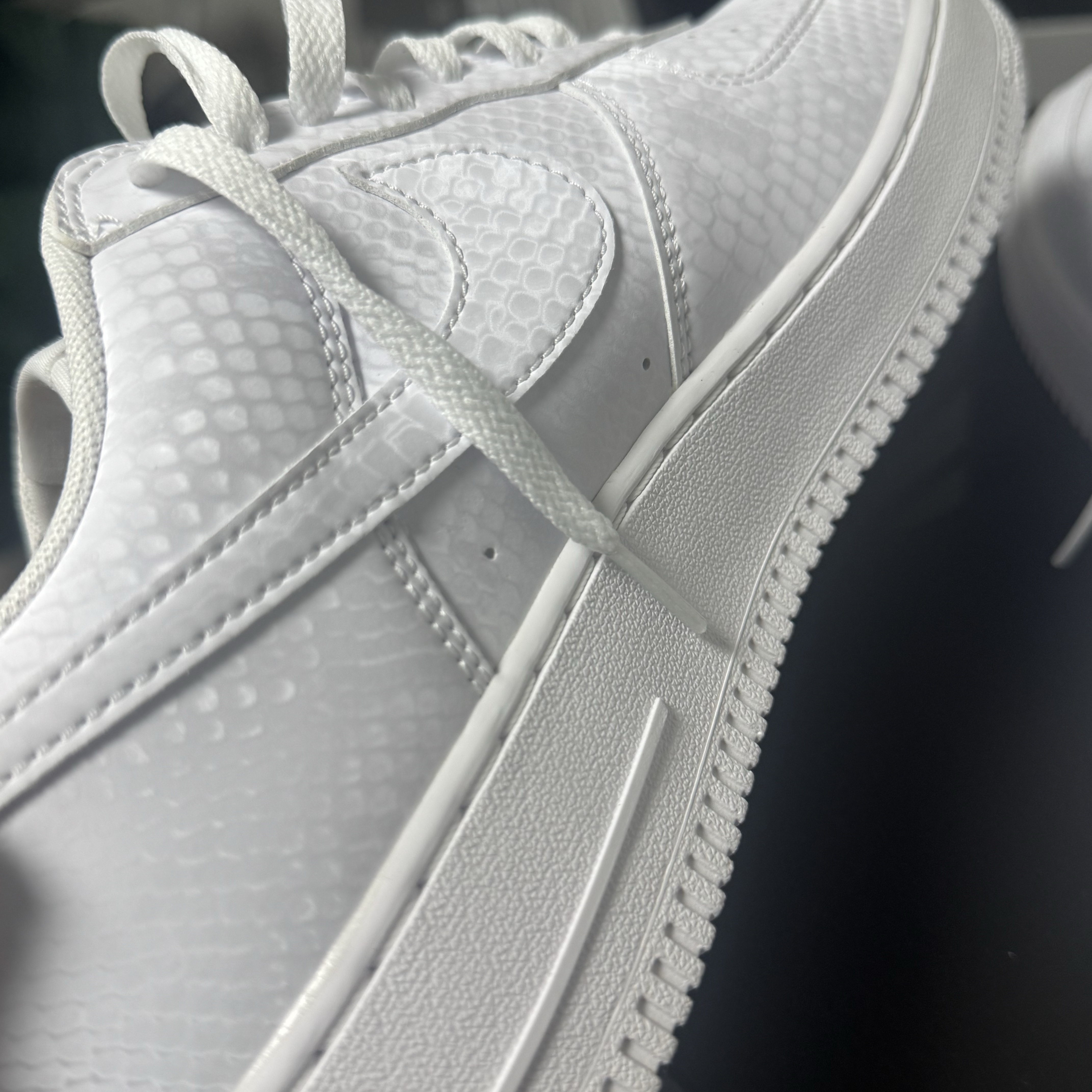 Nike x Kobe Bryant Air Force 1 Low Triple White 착용 스타일 - 3