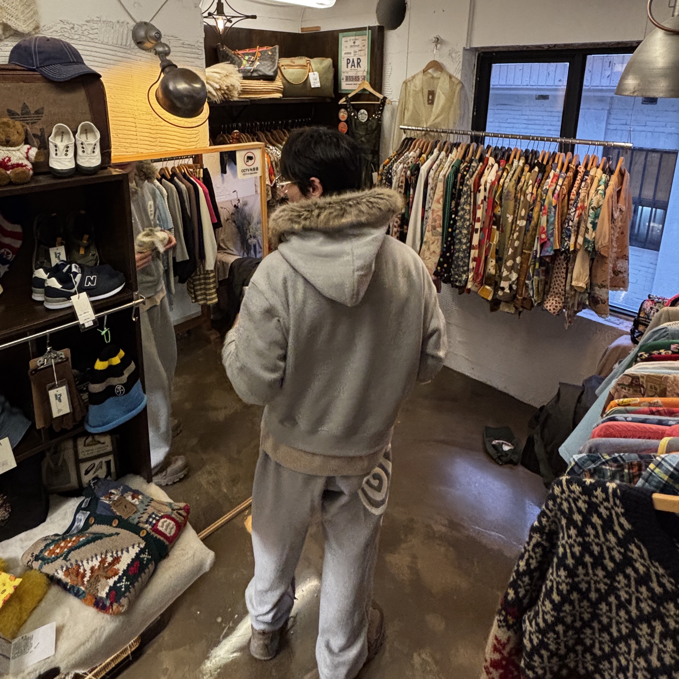 AMOU Fur Hoodie Zip Up Gray, AMOU Fur Hoodie Zip Up Black 착용 스타일 - 4