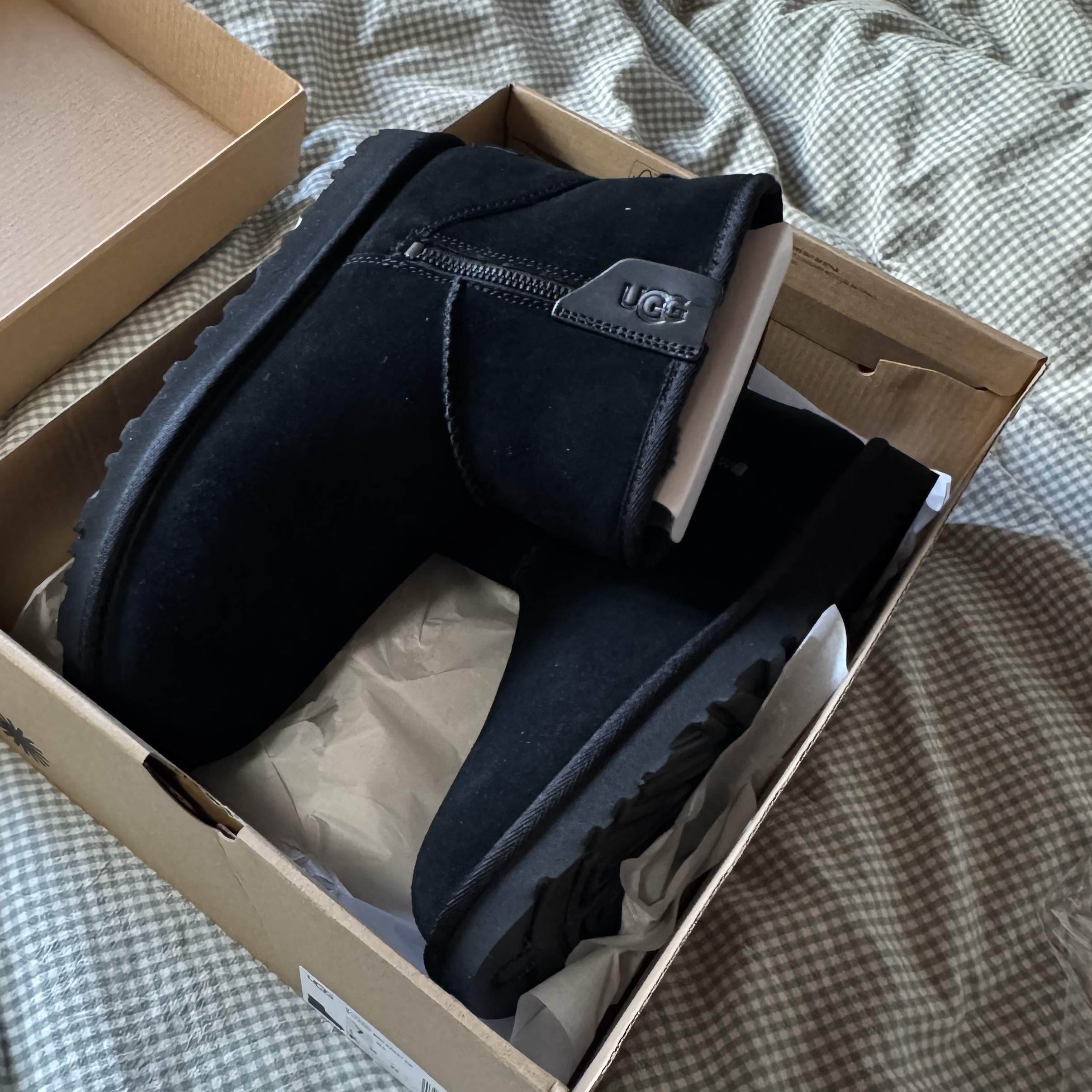 (W) UGG Classic Mini Bailey Zip Black 착용 스타일 - 2