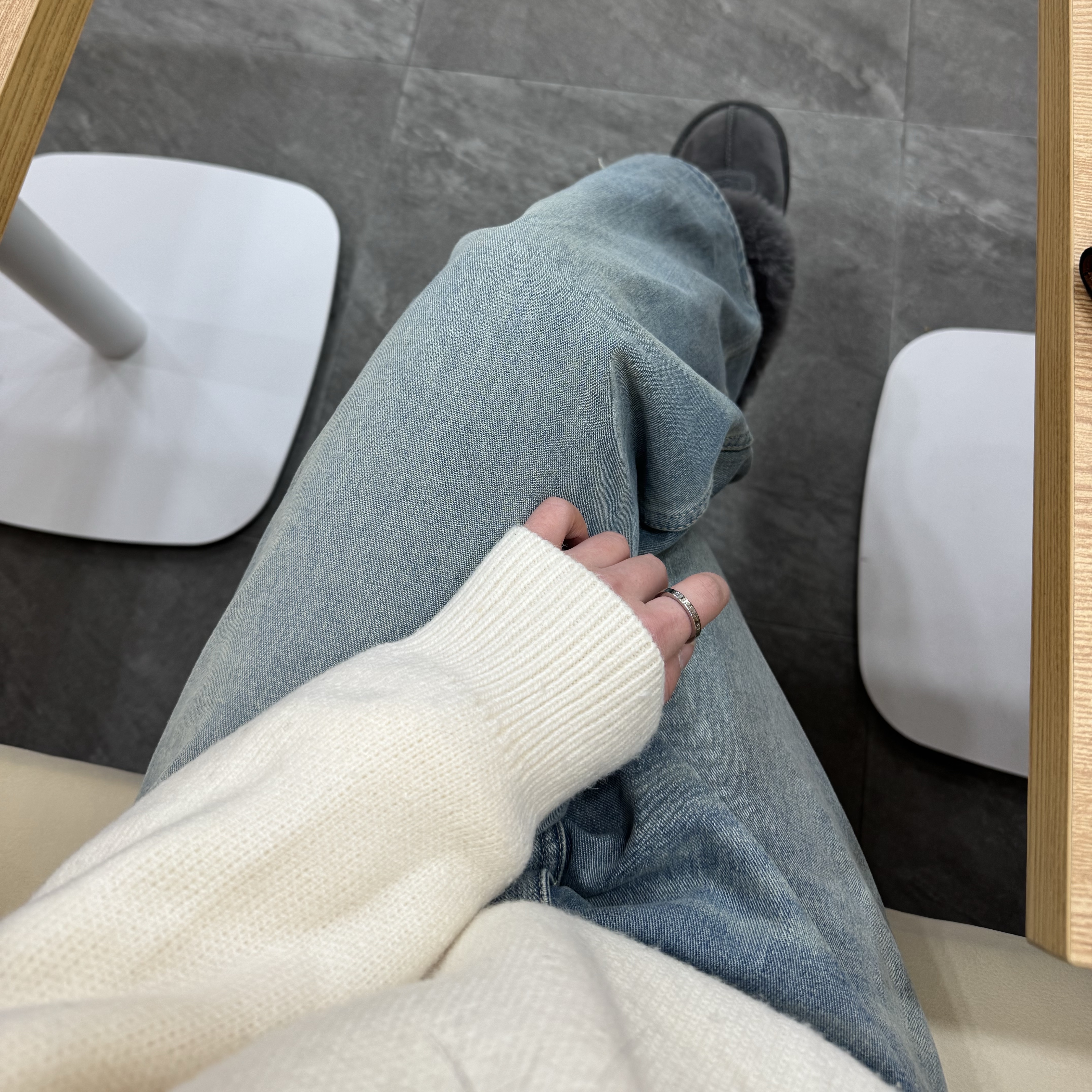 (W) MM6 Maison Margiela Numeric Minimal Signature Ring Silver Palladium, (W) UGG Coquette Slipper Grey 착용 스타일