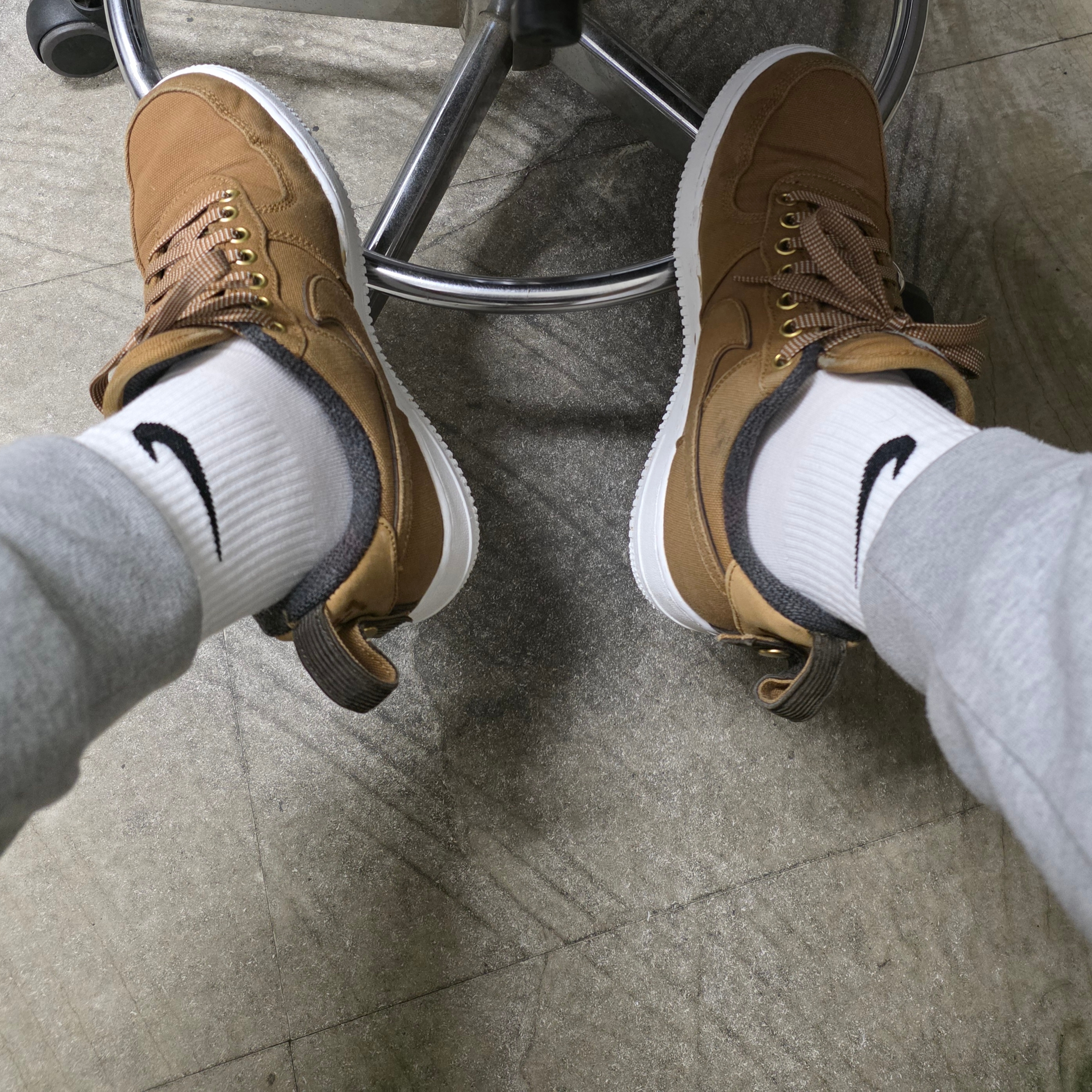 Nike x Carhartt WIP Air Force 1 Low Ale Brown 착용 스타일