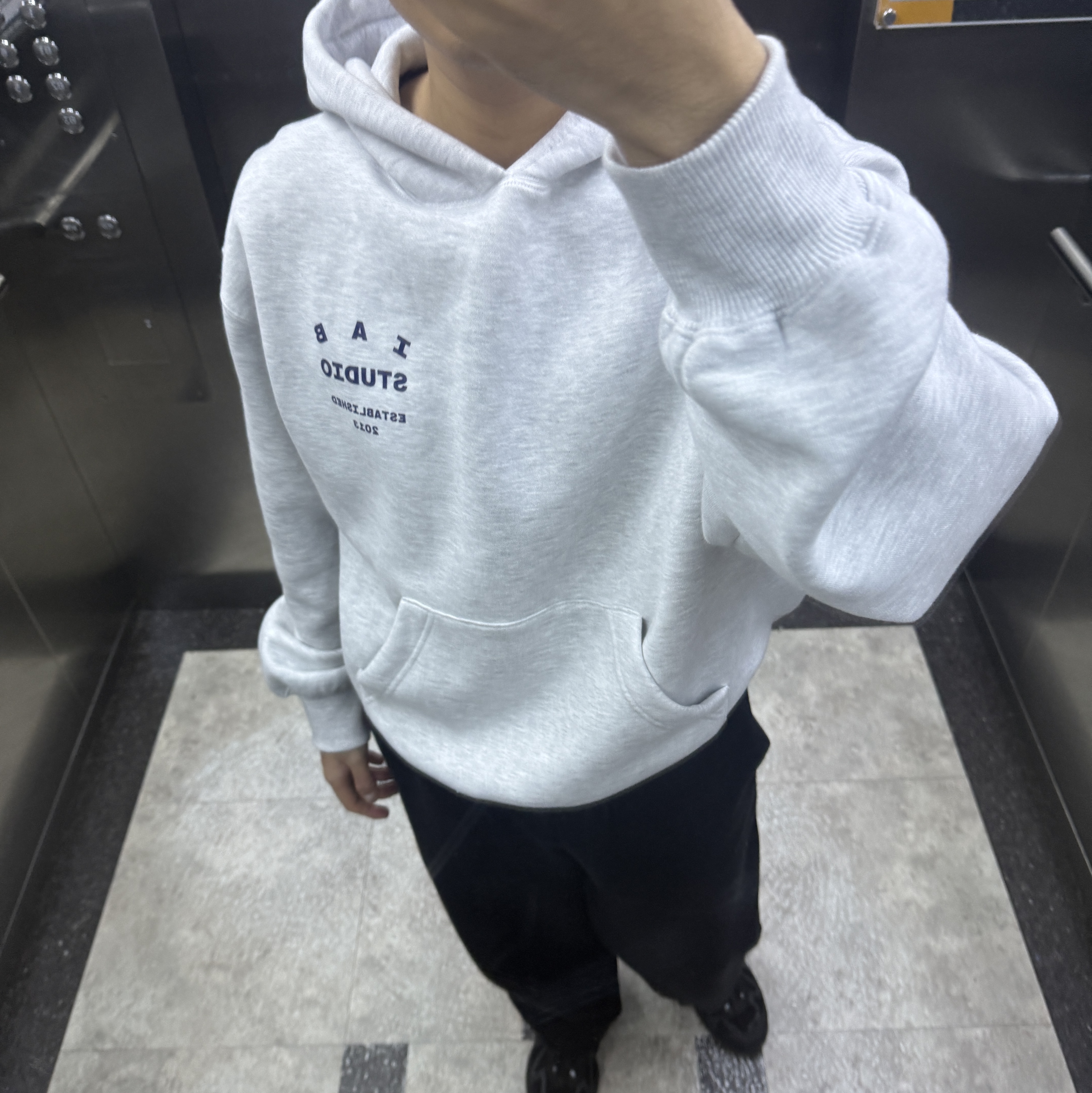 IAB Studio 25 Hoodie Light Gray Navy 착용 스타일