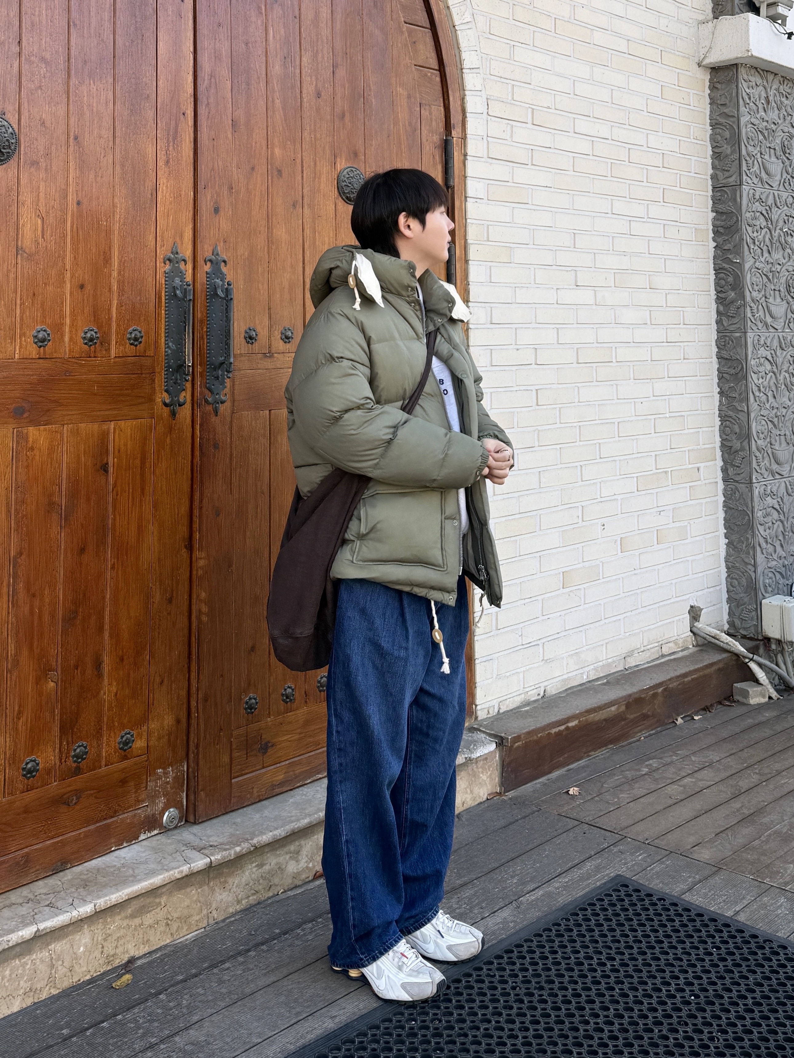 Nike Shox R4 PRM Light Iron Ore and Phantom, Millo Archive Denim Low Shirring Bag Fade Brown 착용 스타일 - 2