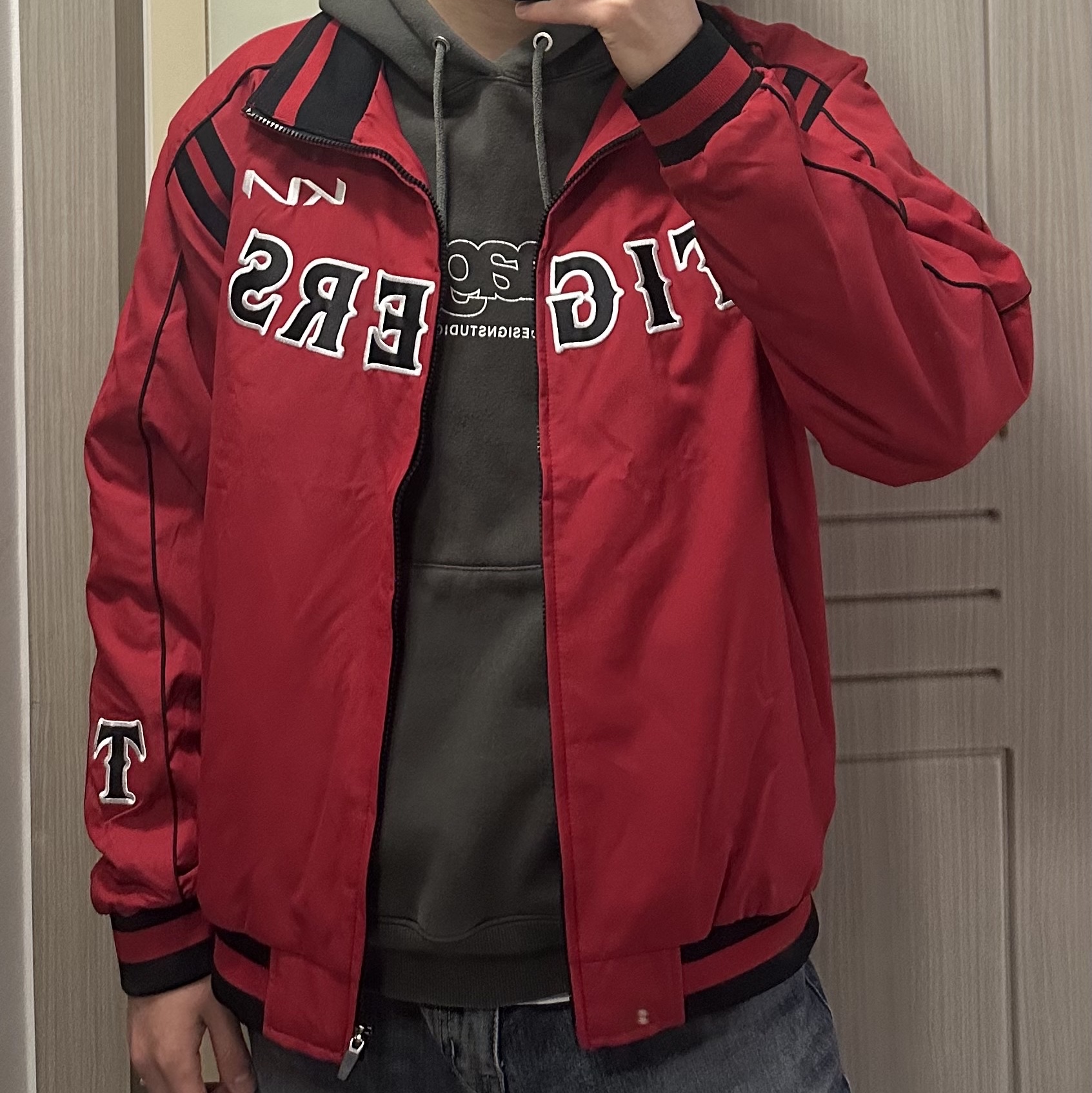 Kia Tigers x IAB Studio 09 Old Spring Autumn Jumper Red 착용 스타일 - 2