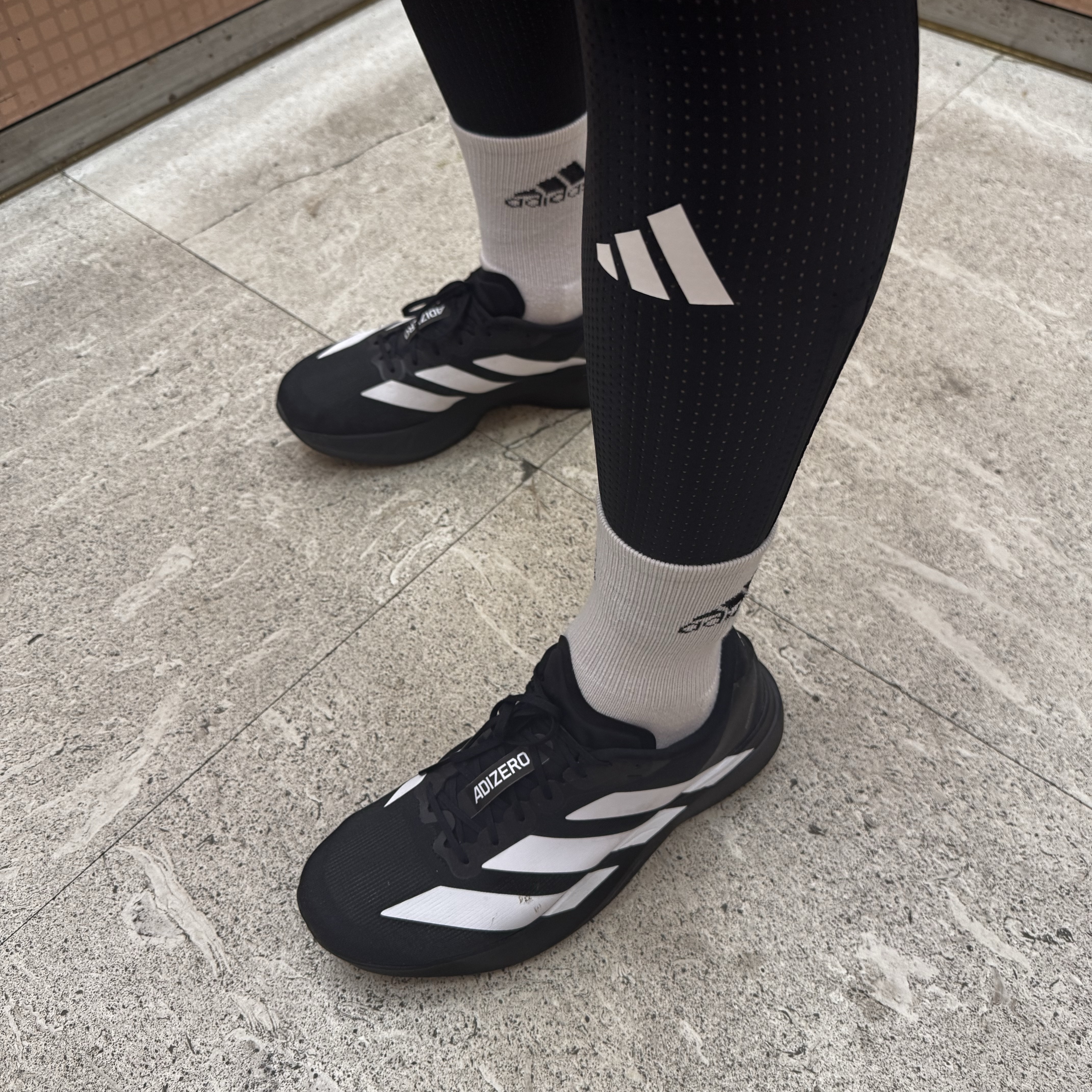 Adidas Adizero EVO SL Core Black Cloud White 착용 스타일 - 1