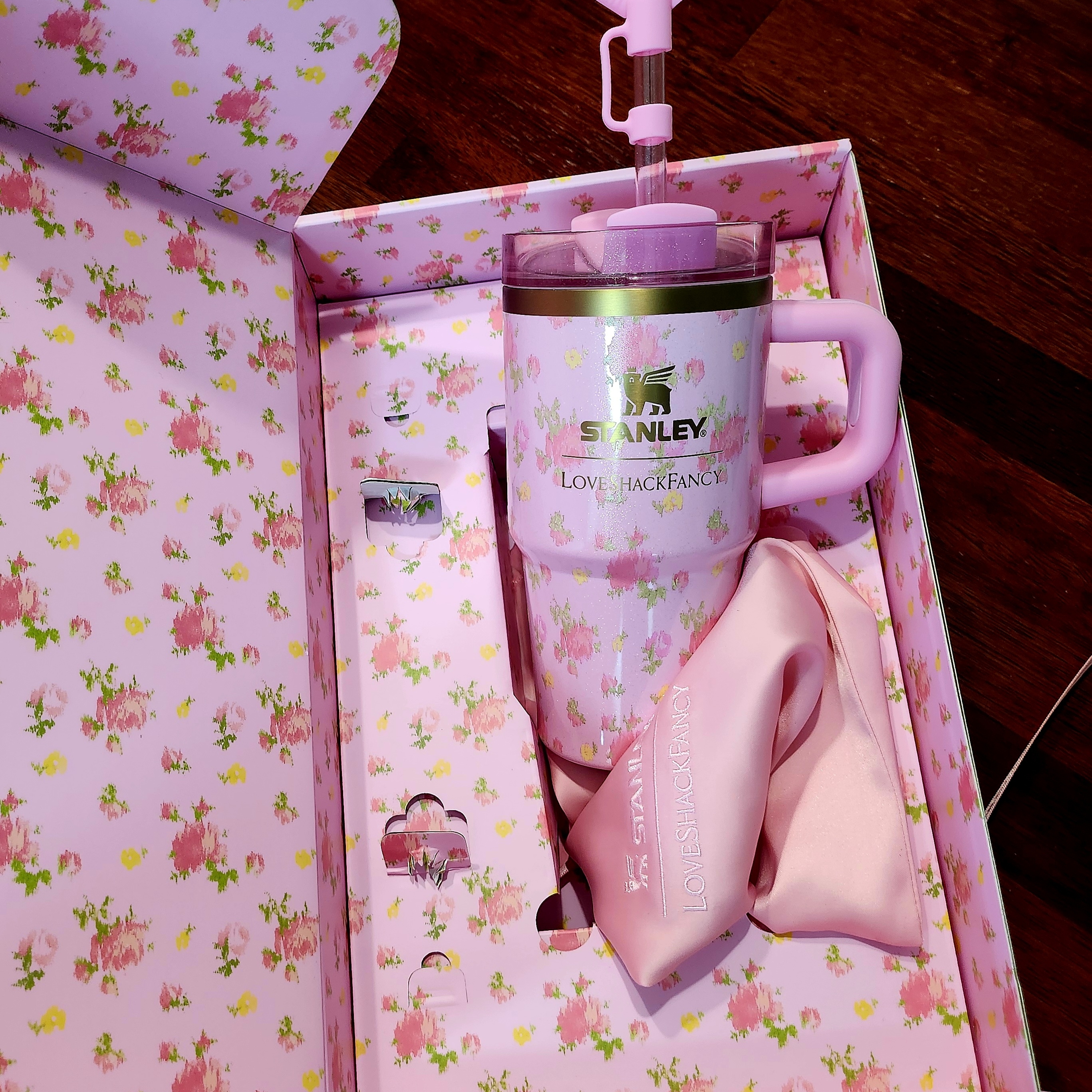 Stanley 1913 x LoveShackFancy Summer Quencher H2.0 Flowstate Tumbler 591ml Ibiza Sunset 착용 스타일 - 2
