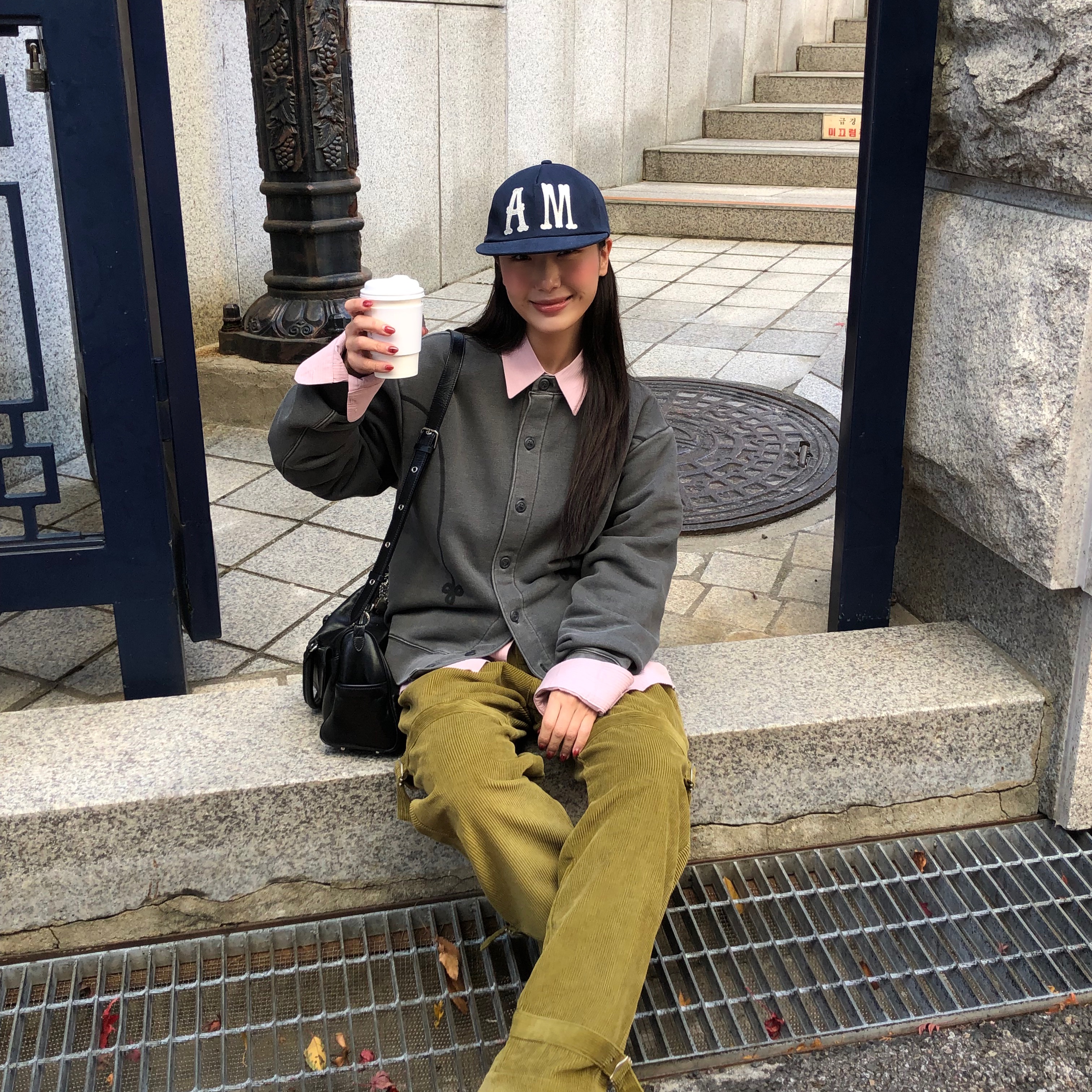 AMOU A.M 5Pannel Cap Navy, AMOU Pigment Sweat Cardigan Charcoal Gray 착용 스타일 - 2