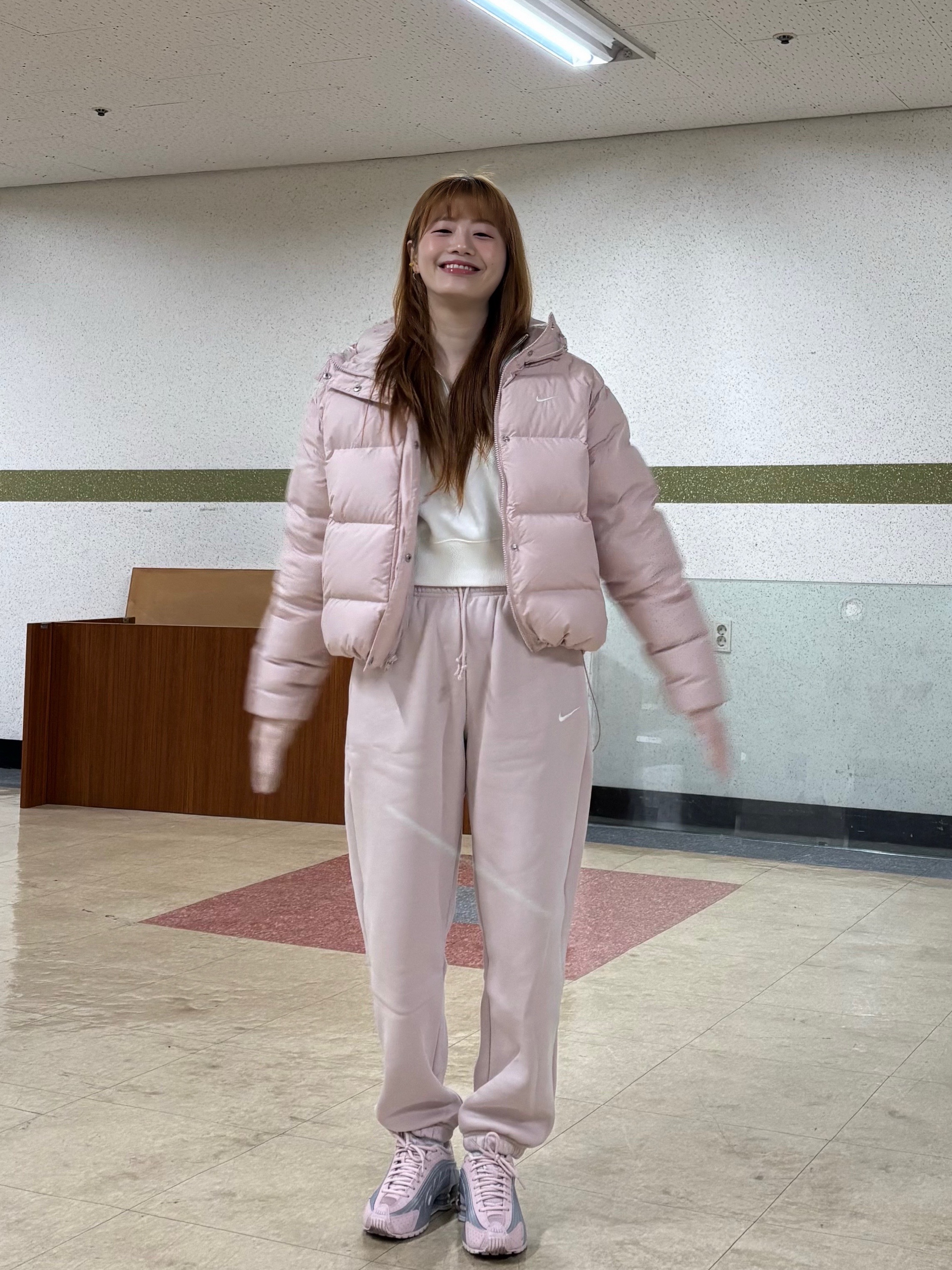 (W) Nike NSW Metro Therma-Fit Loose Fit Hooded Padded Jacket Black White, (W) Nike Shox R4 Barely Rose Metallic Platinum 착용 스타일 - 4