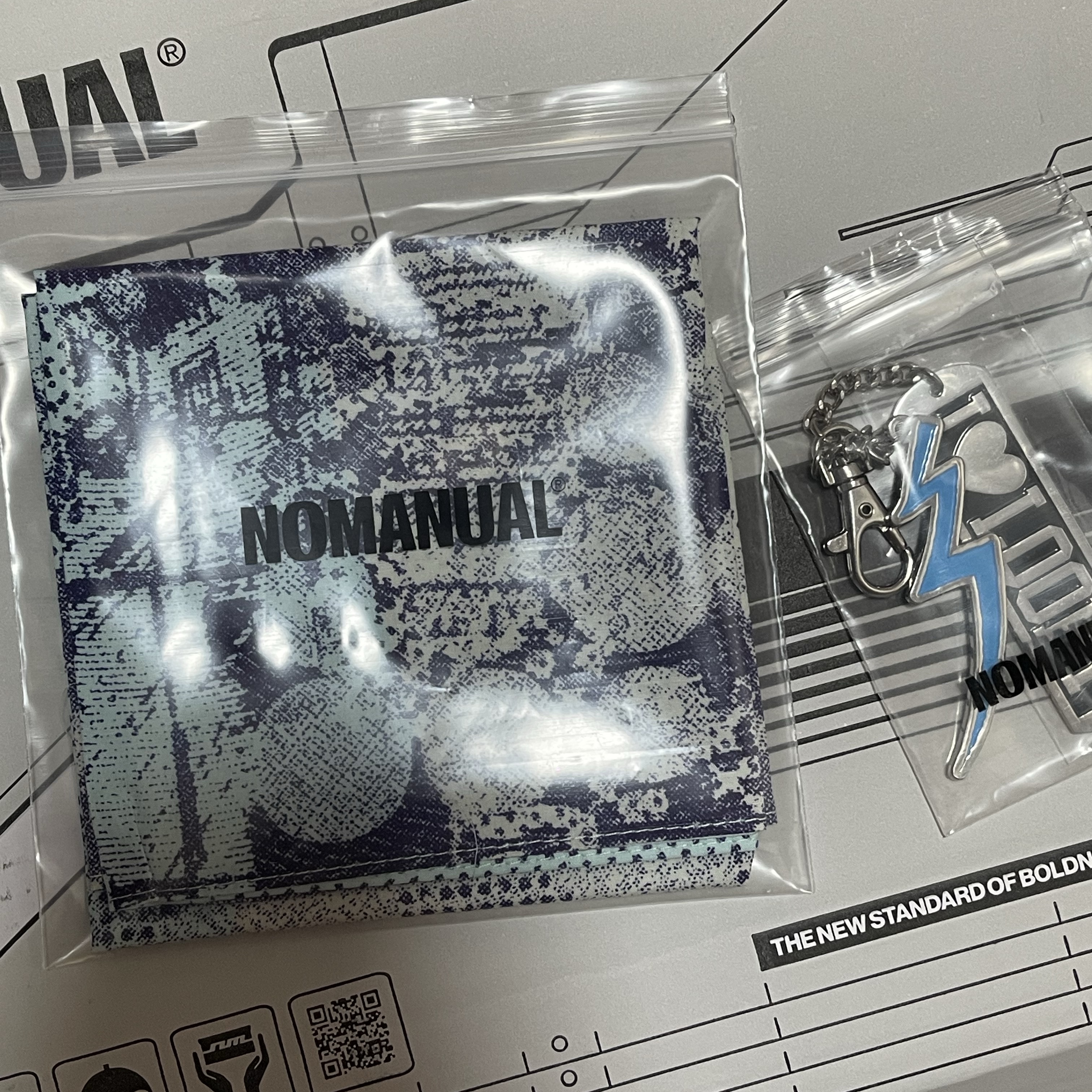 [KREAM 단독] NOMANUAL x LOOPY Seoul Collage Bandana, [KREAM 단독] NOMANUAL x LOOPY I Love Loopy Keyring 착용 스타일 - 1