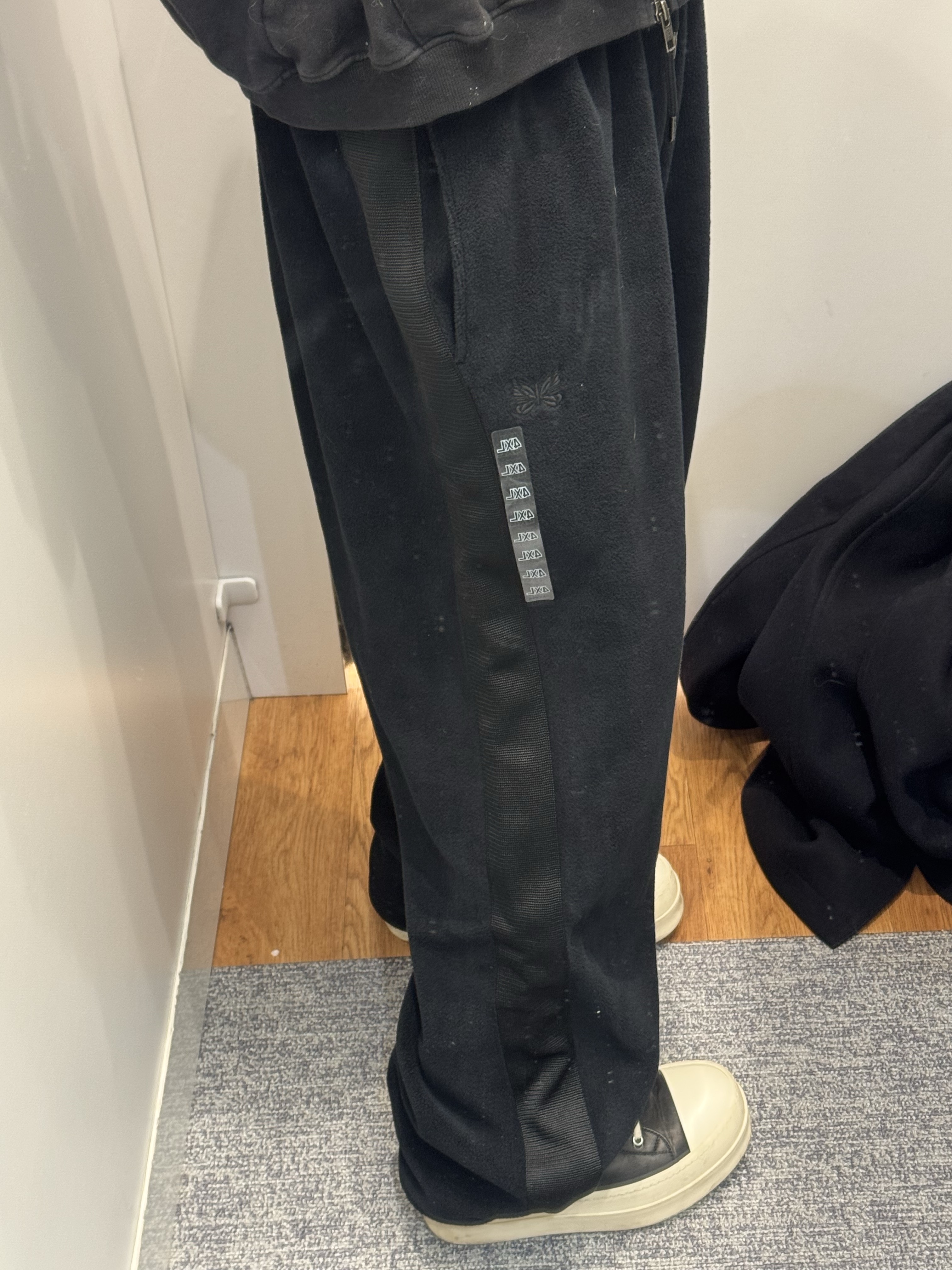 Uniqlo x Needles Fleece Wide Pants Dark Gray - KR, Rick Owens Mega Bumper Sneakers Black Milk 착용 스타일 - 1